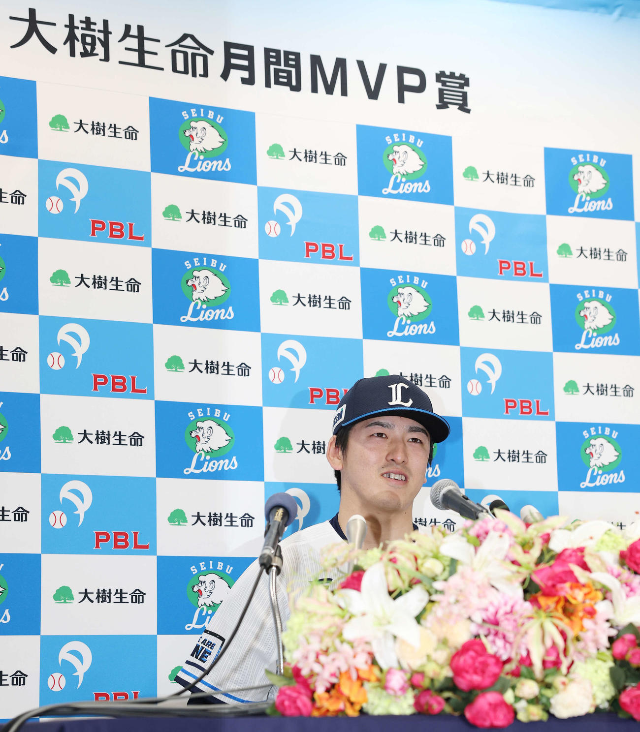 月間MVPを受賞し笑顔を見せる西武隅田（撮影・宮地輝）