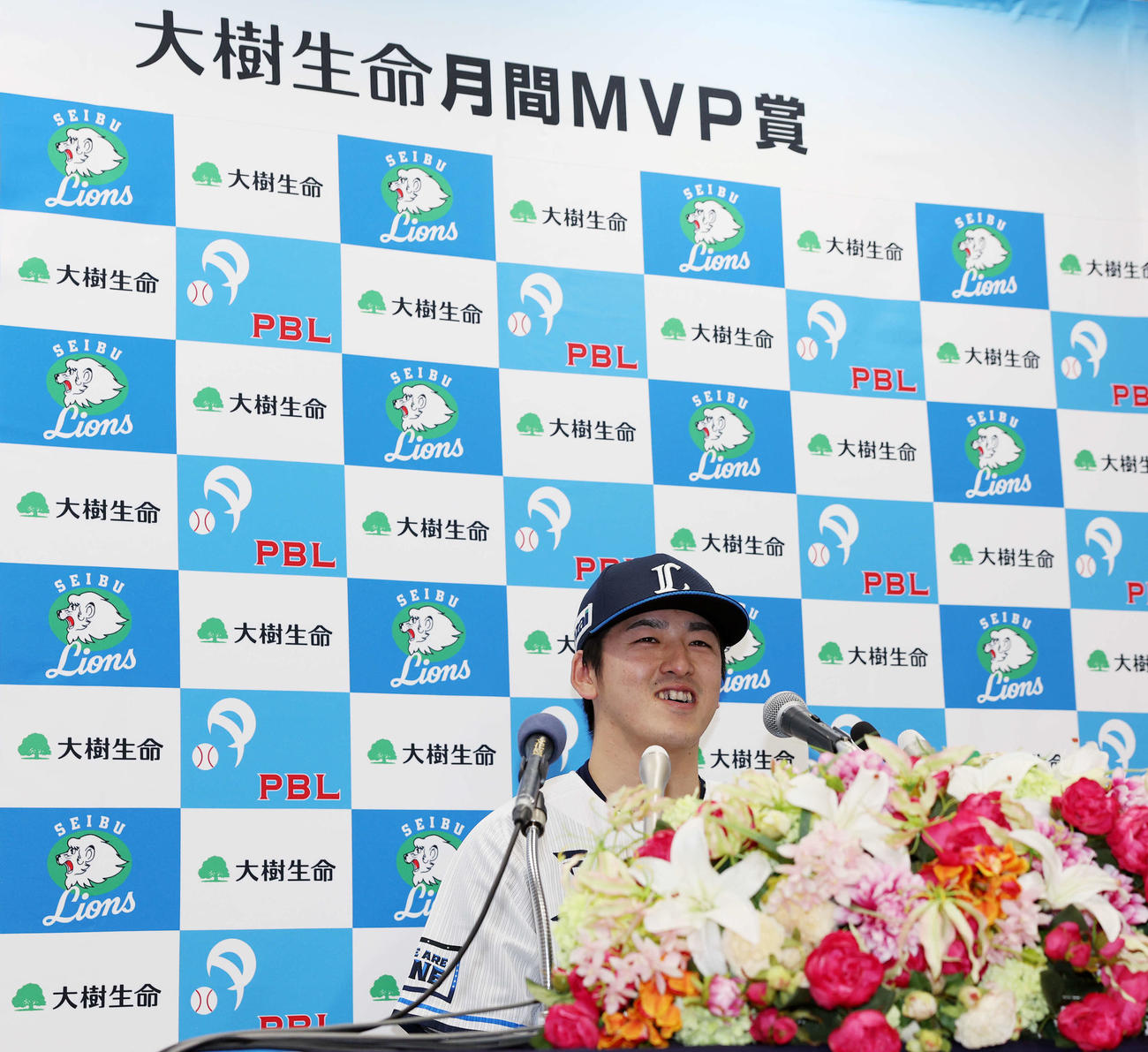 月間MVPを受賞し笑顔を見せる西武隅田（撮影・宮地輝）