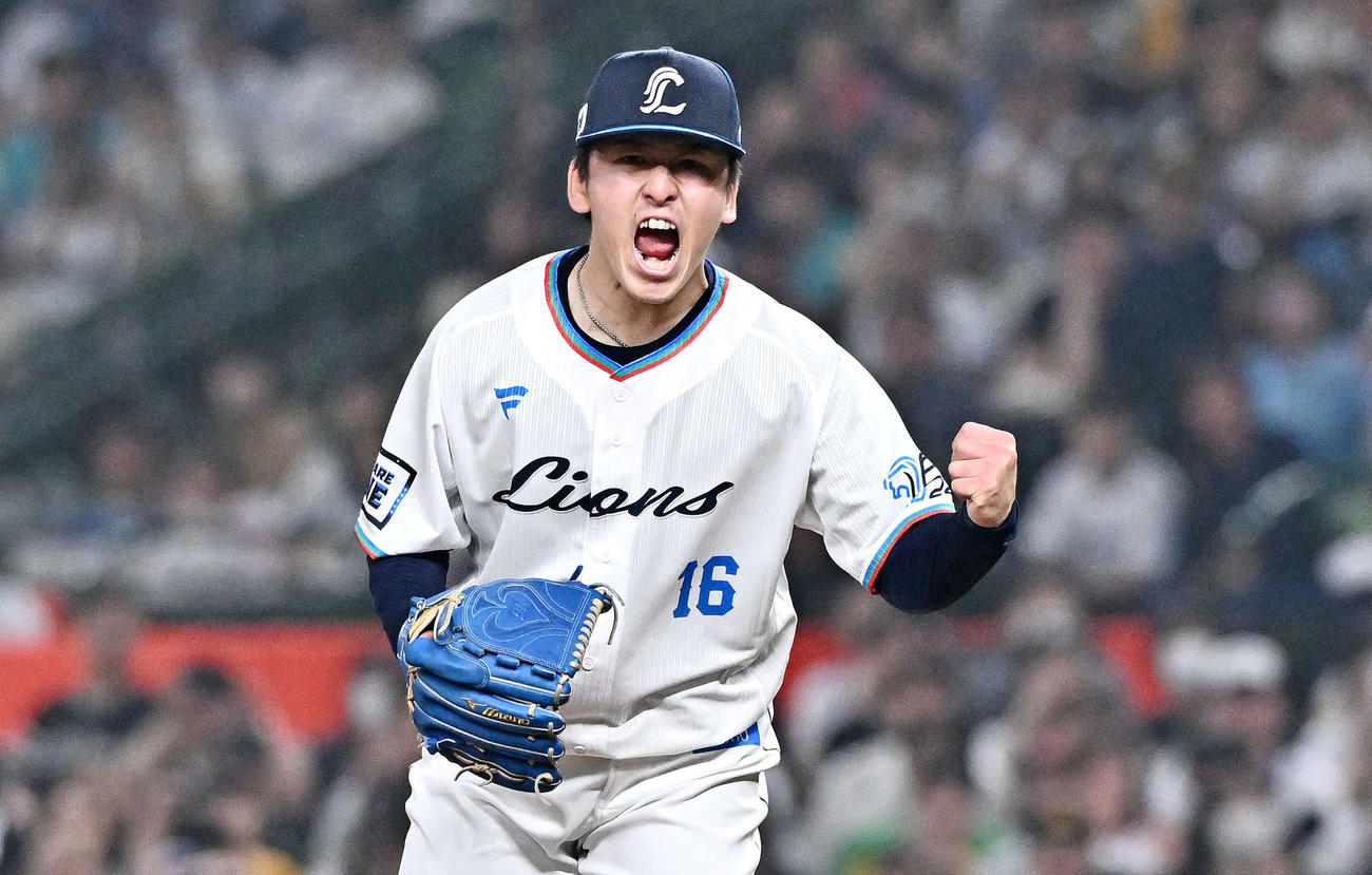 西武対ソフトバンク　完封勝ちしガッツポーズする西武隅田（2025年4月19日撮影）