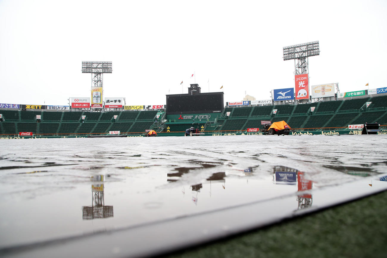 阪神対中日　グラウンドにはシートが掛けられ雨天中が発表された甲子園球場（撮影・加藤哉）