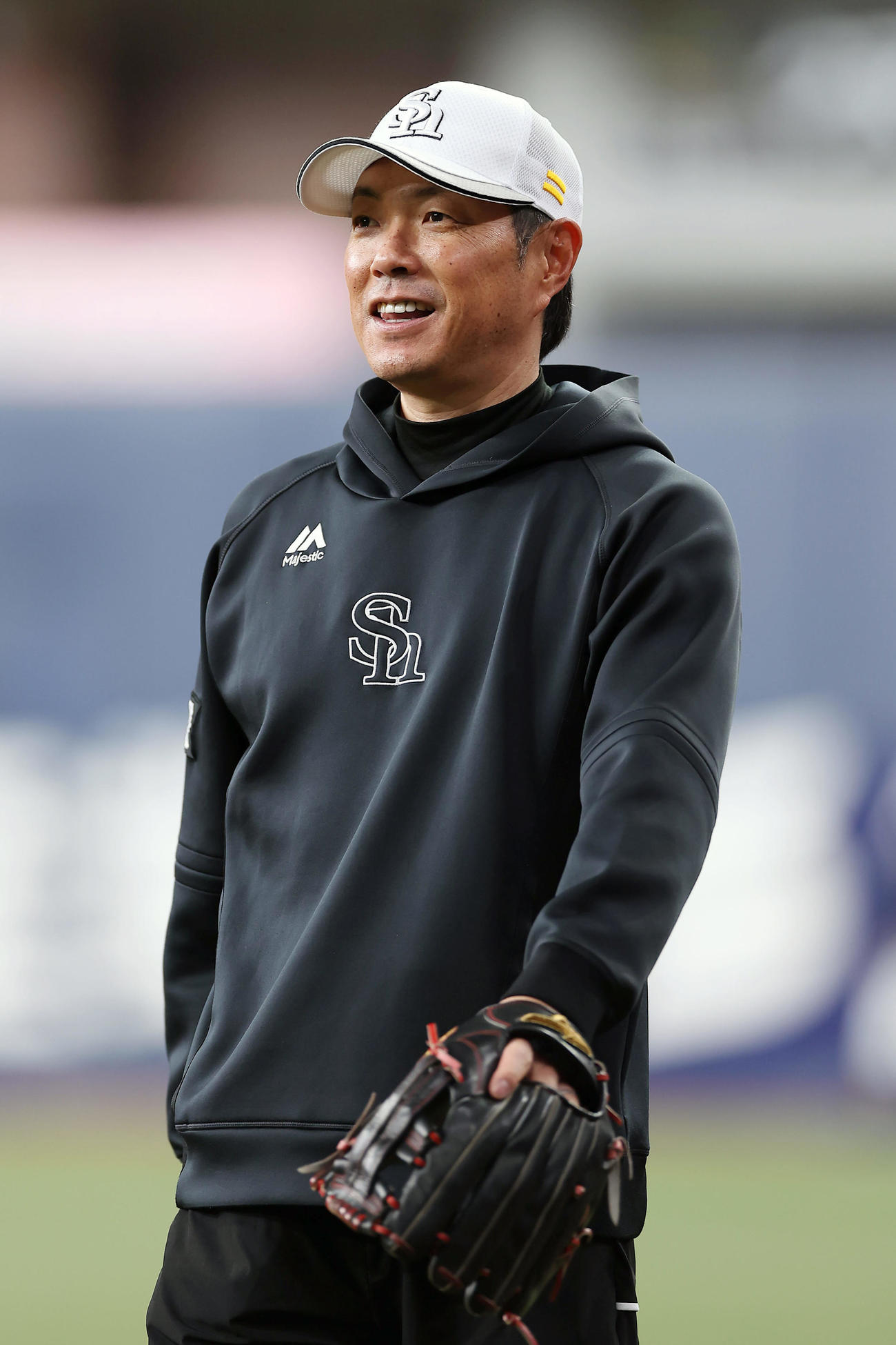 オリックス対ソフトバンク　試合前練習を見守るソフトバンク小久保監督（撮影・前田充）