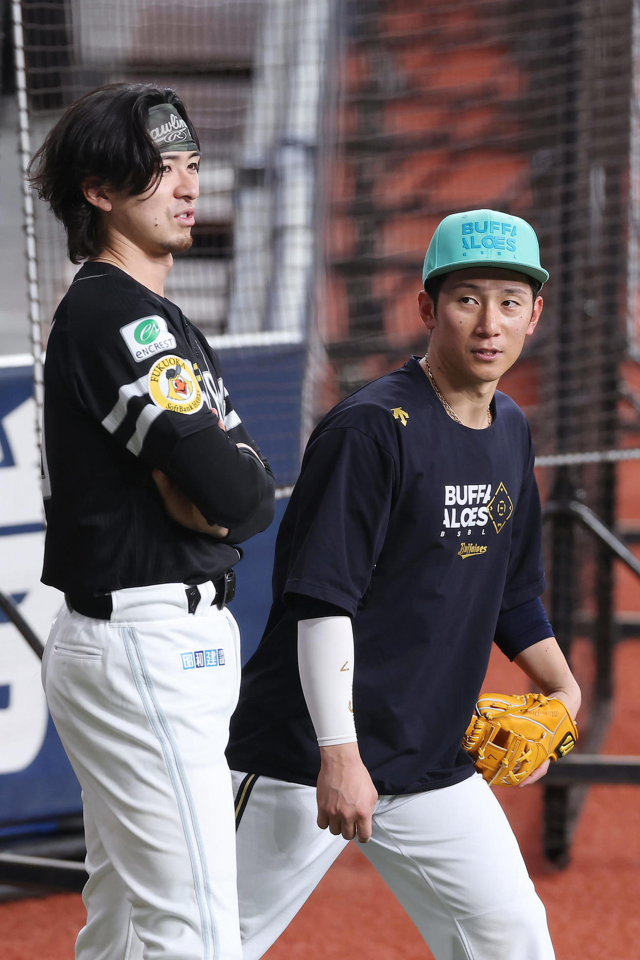 オリックス対ソフトバンク　言葉を交わすソフトバンク上沢（左）とオリックス西川（撮影・前田充）
