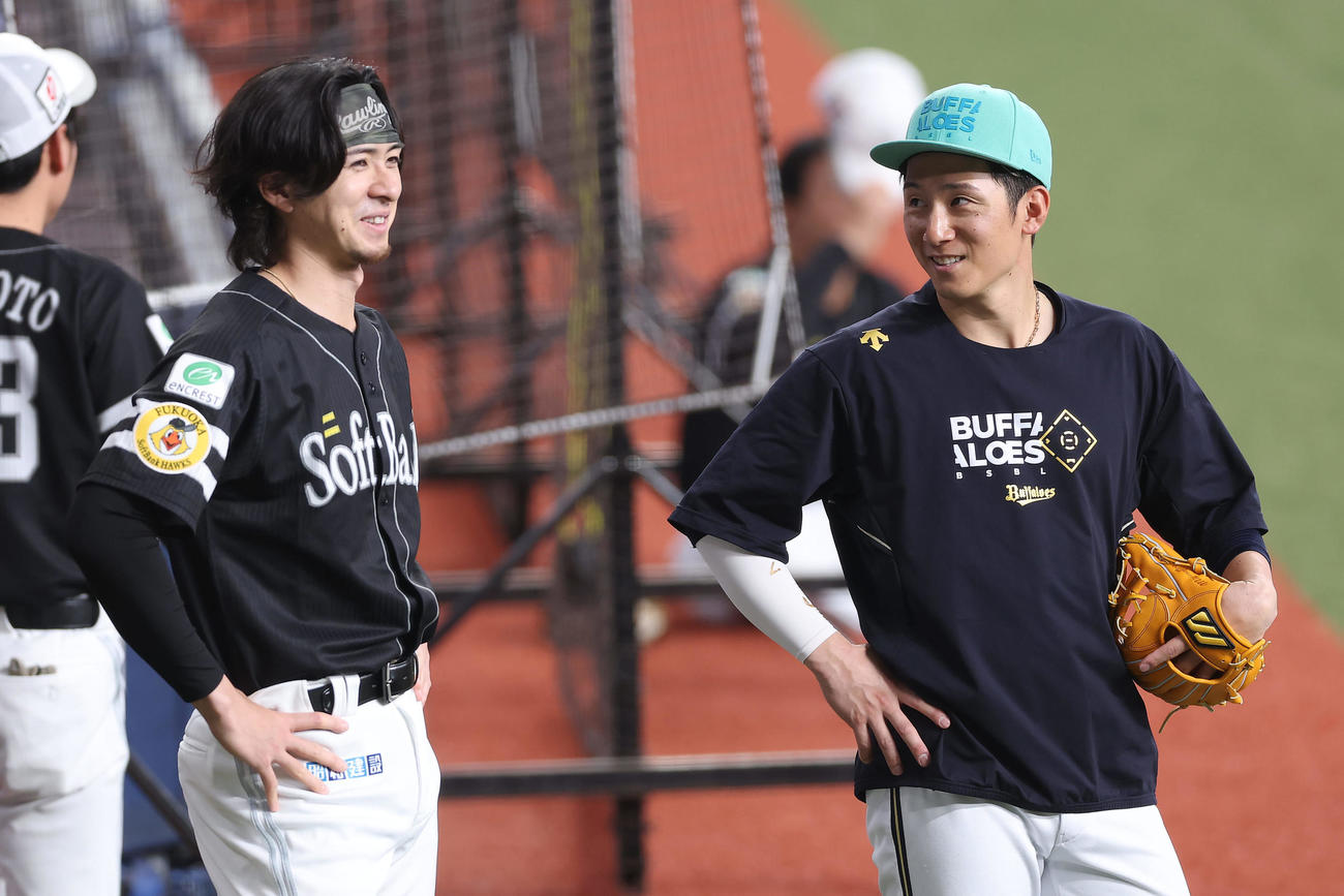オリックス対ソフトバンク　言葉を交わすソフトバンク上沢（左）とオリックス西川（撮影・前田充）
