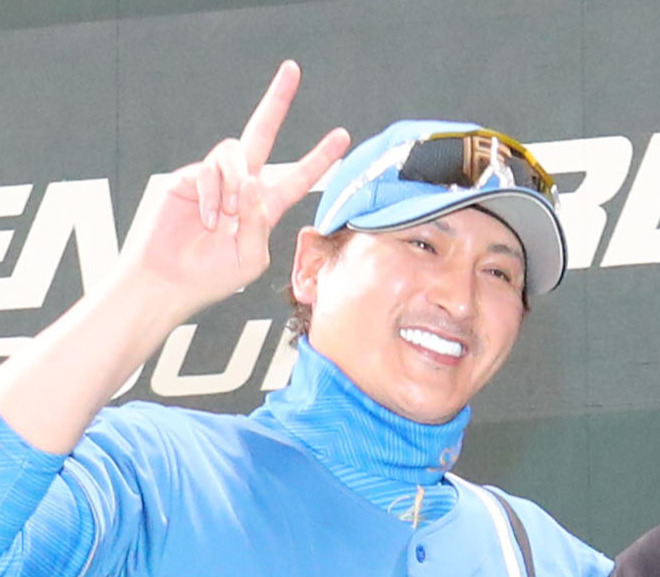ソフトバンク対日本ハム　勝利投手となった古林睿煬を祝福する新庄監督（撮影・梅根麻紀）