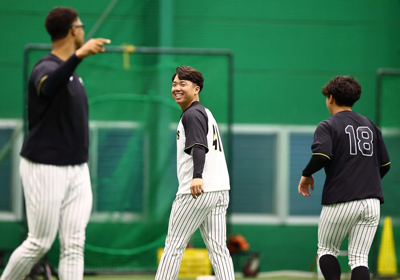 阪神対中日　デュプランティエ（左）伊原（右）と談笑する村上（撮影・上田博志）