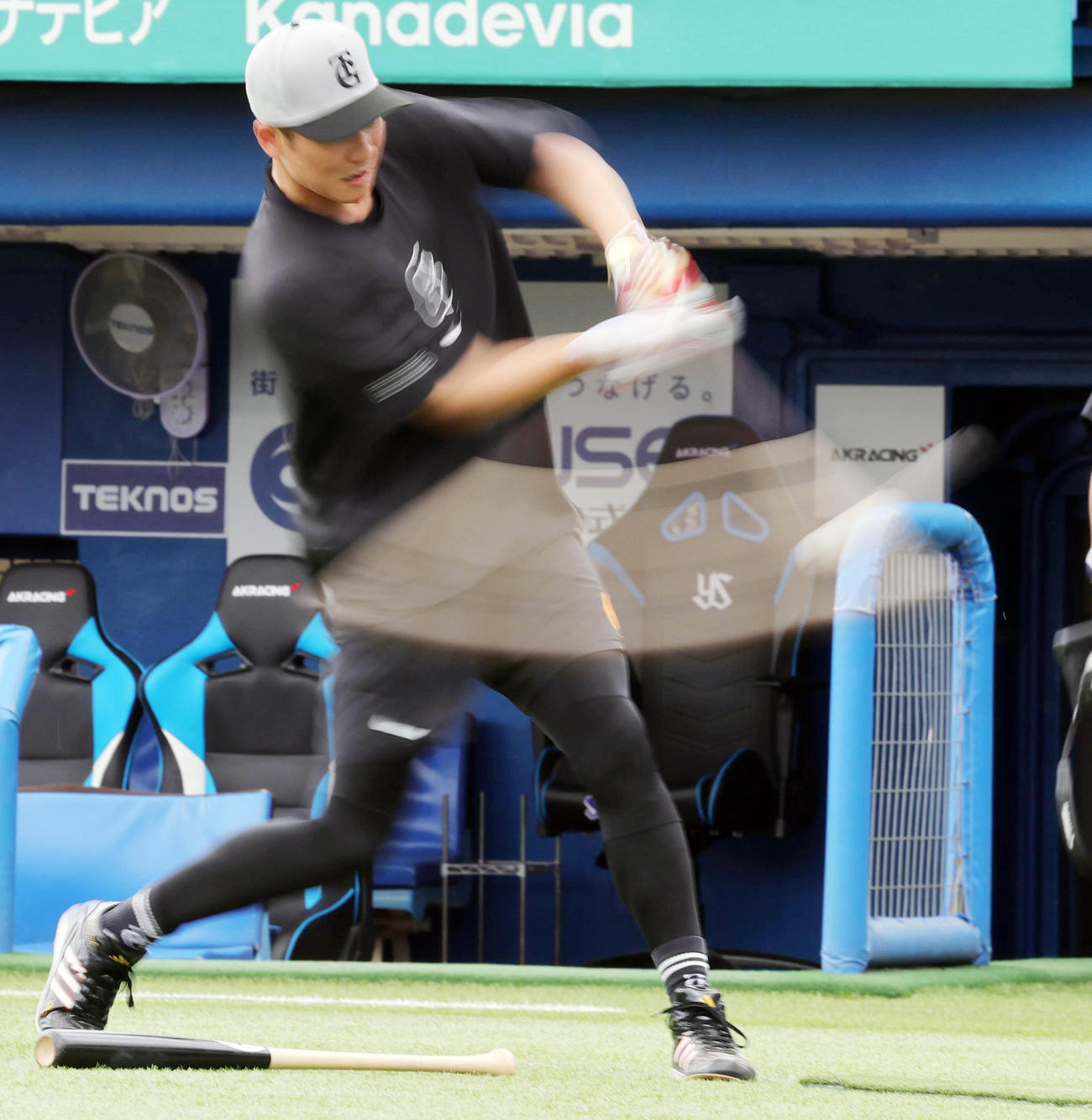 ヤクルト対巨人　ティー打撃を行う巨人坂本（撮影・野上伸悟）