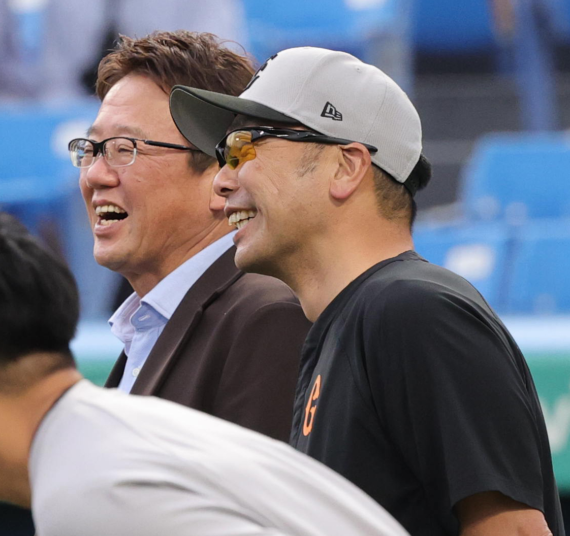 談笑する古田敦也氏（左）と巨人阿部監督（撮影・野上伸悟）