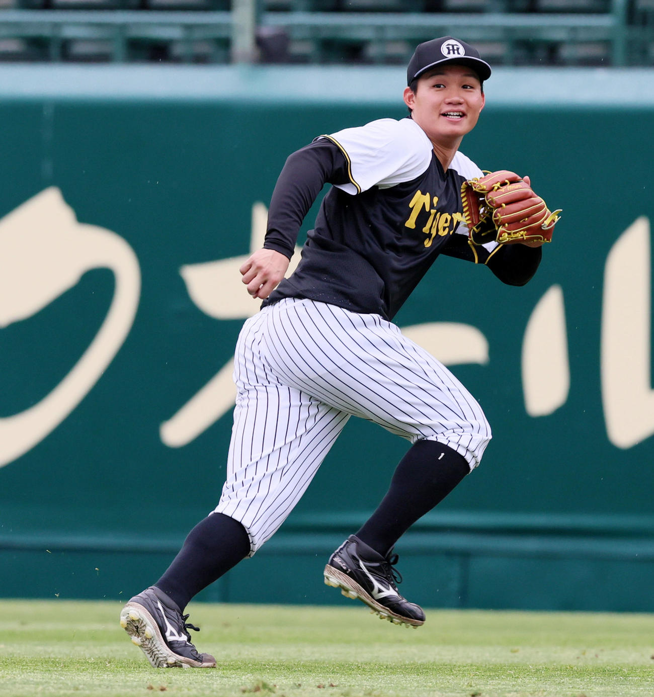 阪神対中日　外野でノックを受ける森下（撮影・加藤哉）
