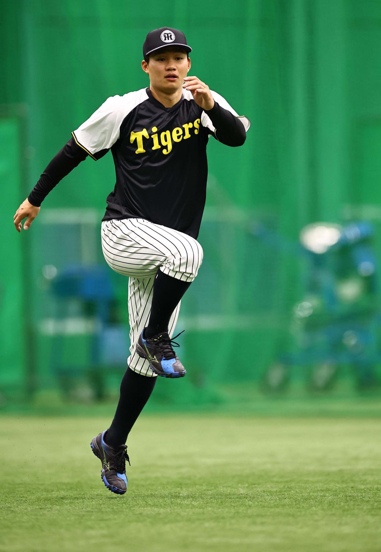 阪神対中日　ウオーミングアップをする森下（撮影・上田博志）
