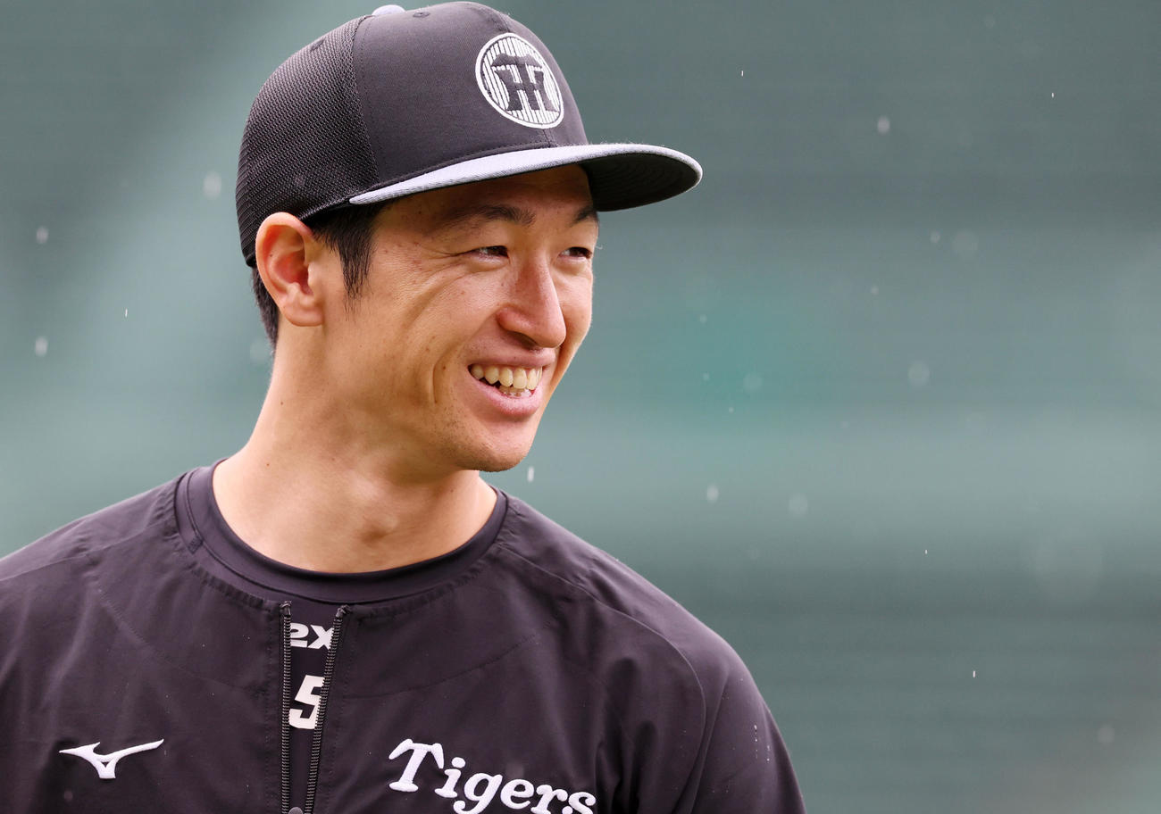 阪神対中日　外野でノックを受けた近本（撮影・加藤哉）