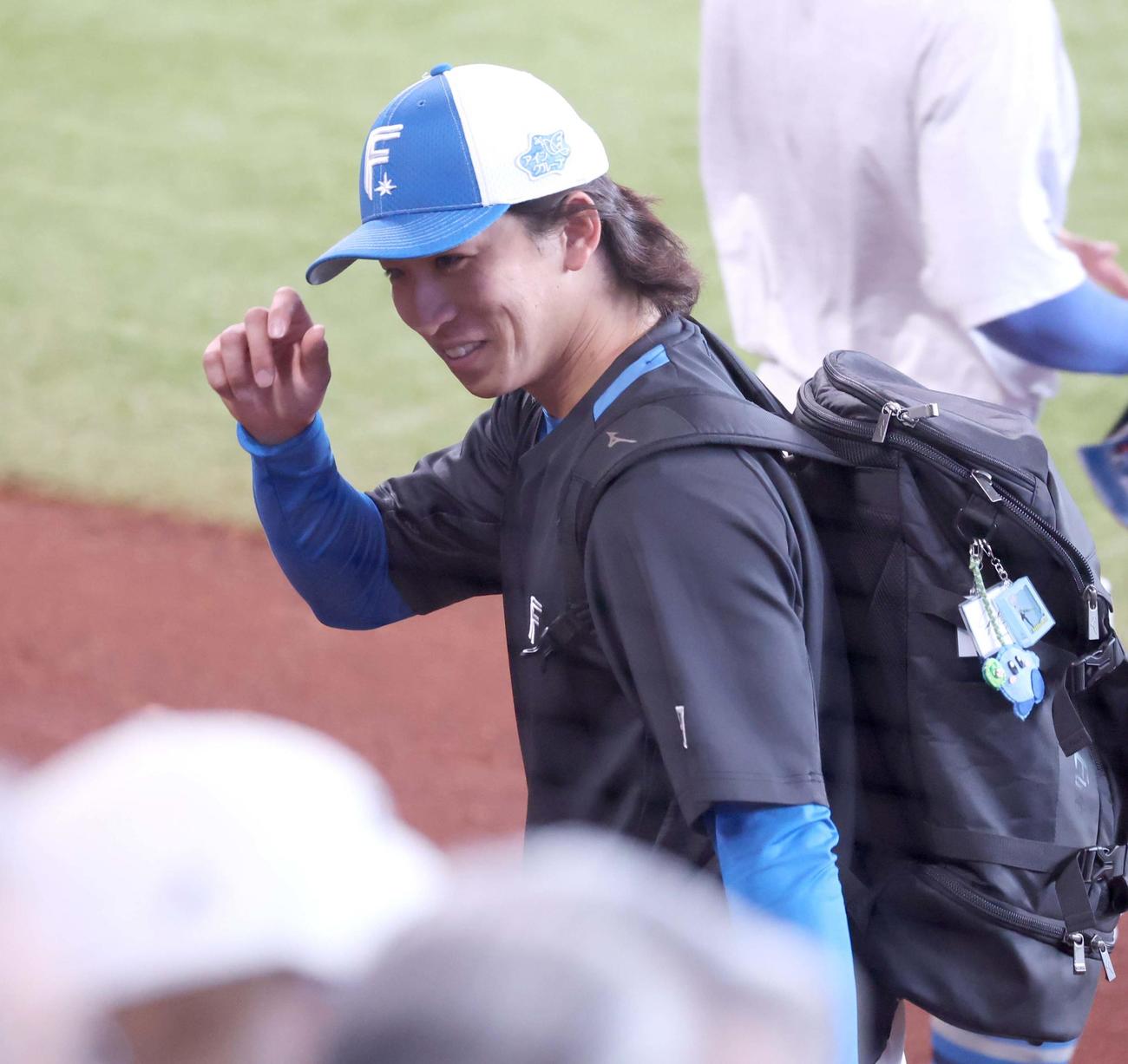 日本ハム対楽天　練習を終え引き揚げる細野（撮影・黒川智章）