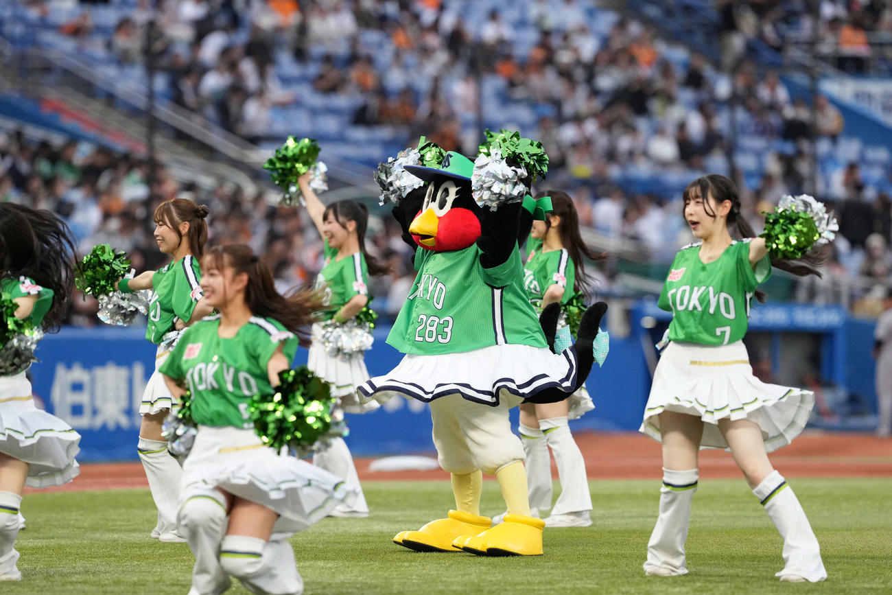 ヤクルト対巨人　躍るヤクルトのマスコットのつばみ（撮影・井上学)