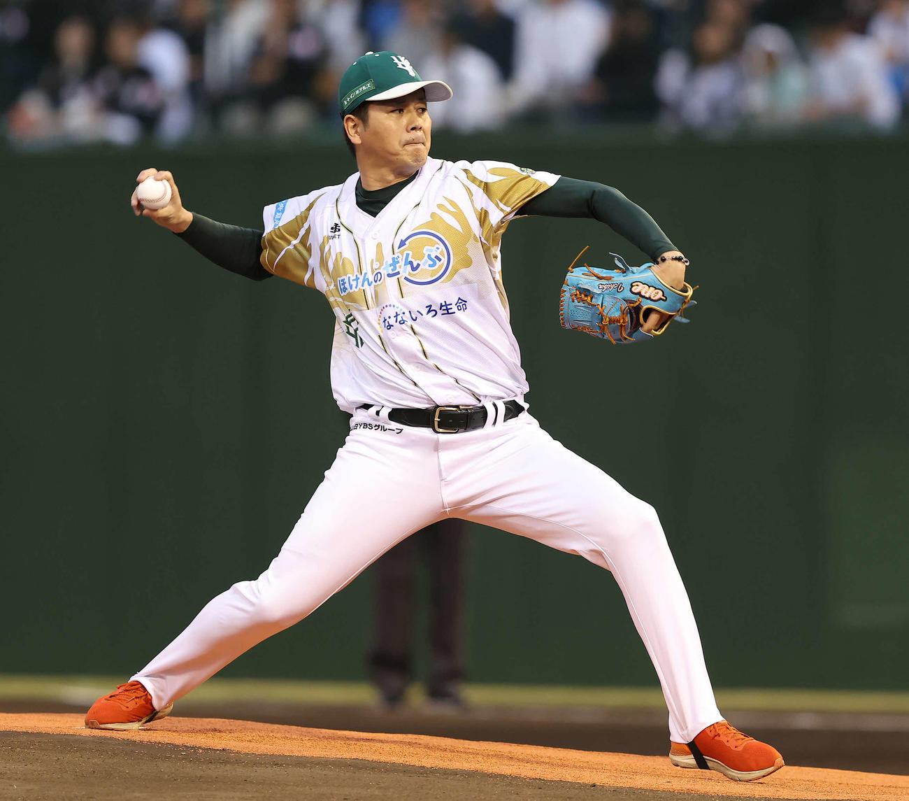 西武対ロッテ　開始前、始球式を務める山梨ファイアーウィンズ一場コーチ（撮影・河田真司）