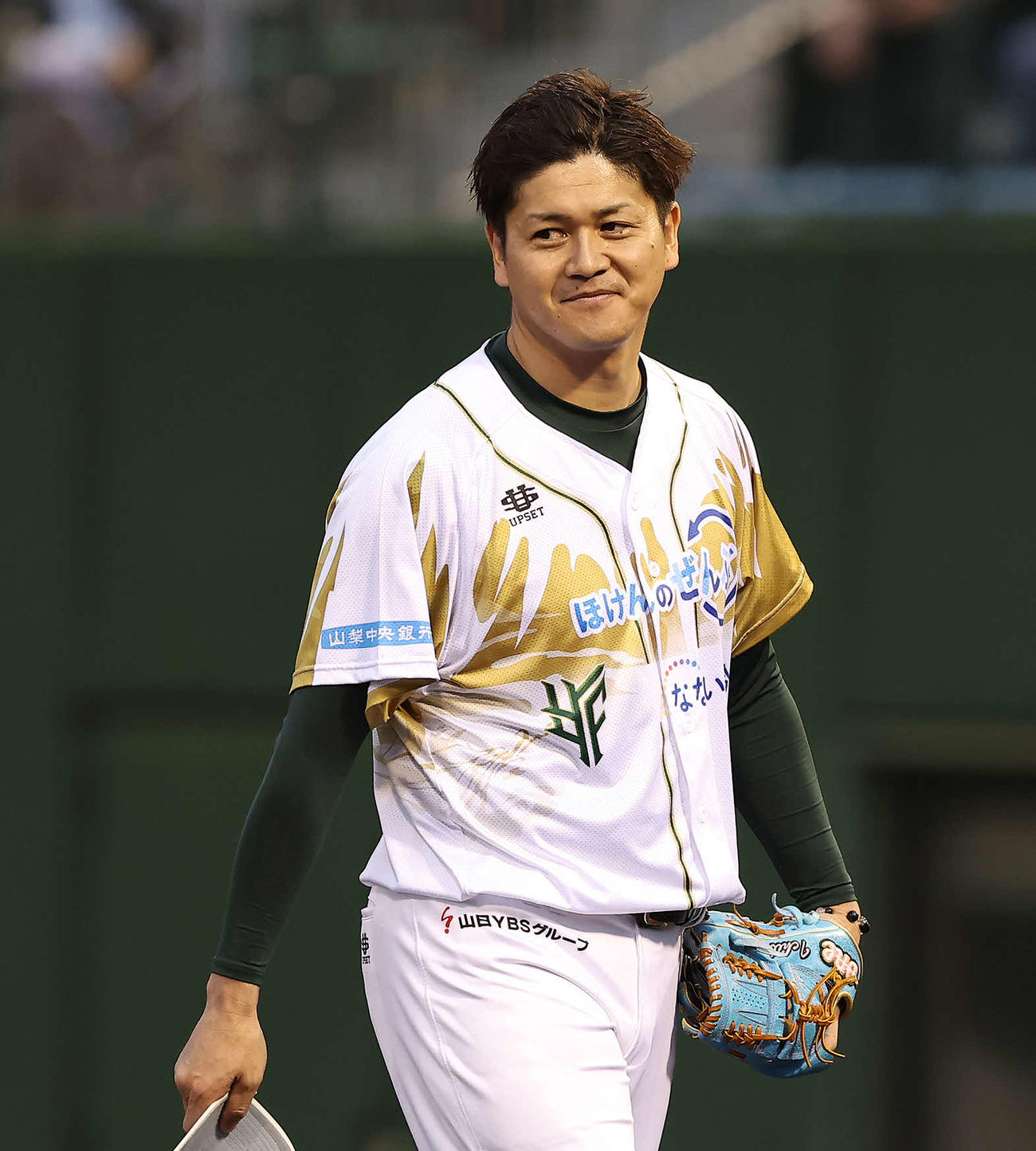 西武対ロッテ　開始前、始球式を務めた山梨ファイアーウィンズ一場コーチ（撮影・河田真司）