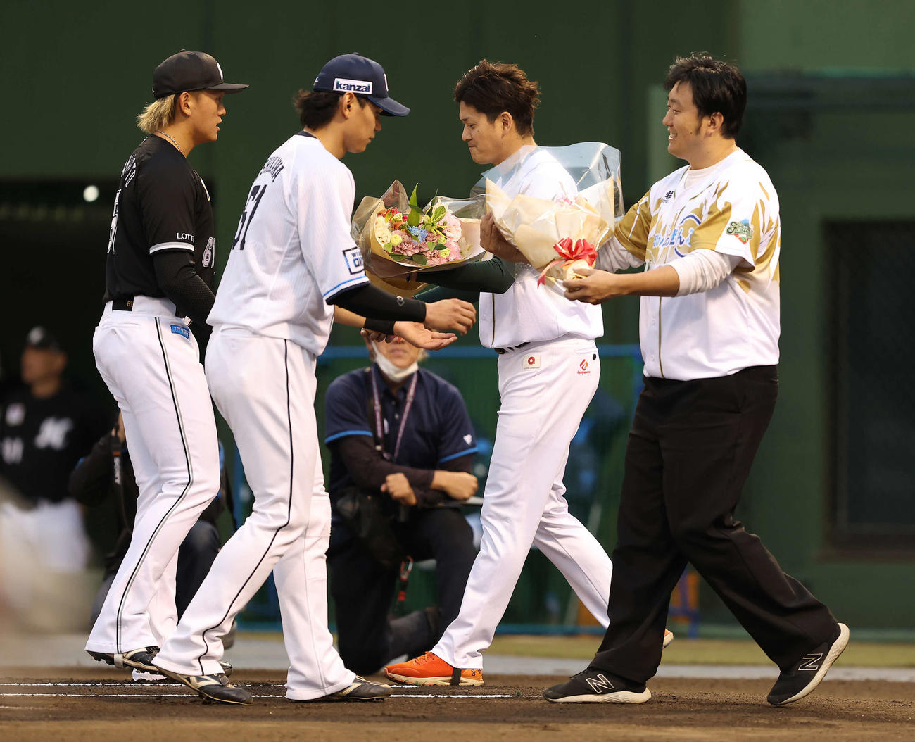 西武対ロッテ　開始前、花束贈呈に臨む山梨ファイアーウィンズ加藤代表（手前右）と一場コーチ（撮影・河田真司）