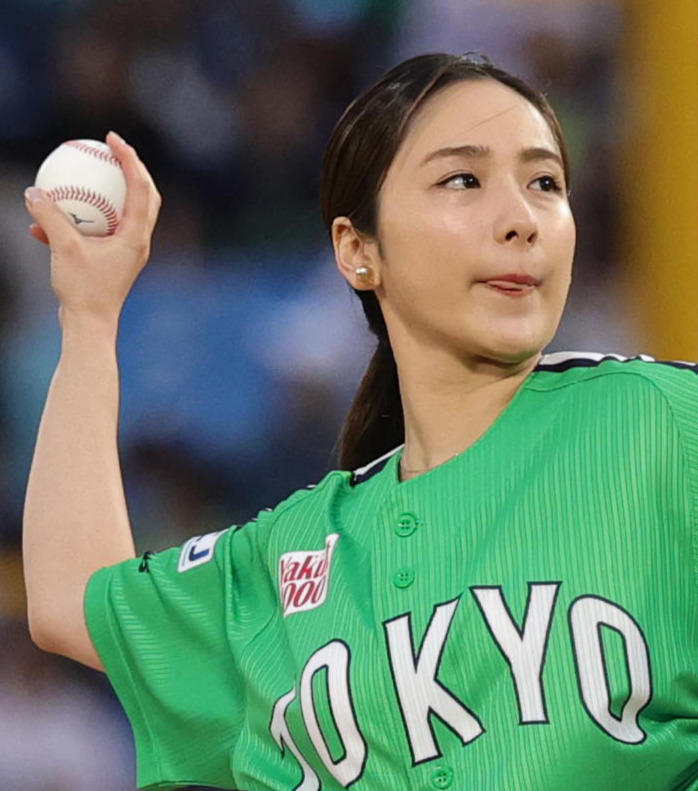 ヤクルト対巨人　始球式を行う平祐奈（撮影・野上伸悟）