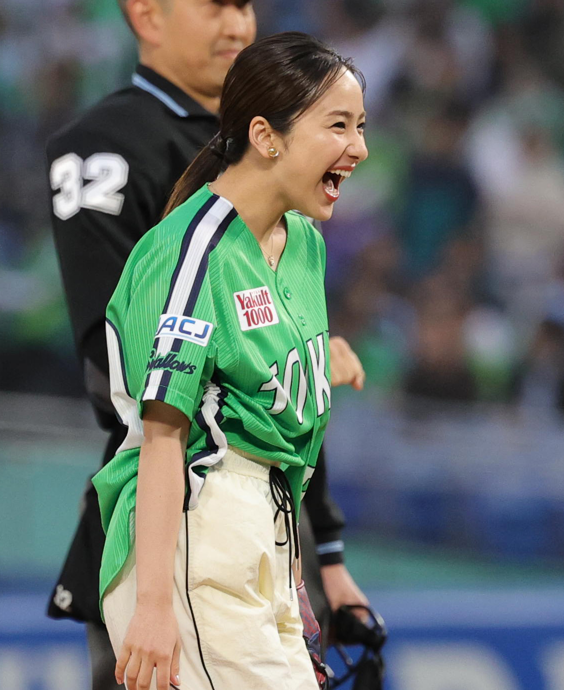 ヤクルト対巨人　始球式で笑顔をみせる平祐奈（撮影・野上伸悟）