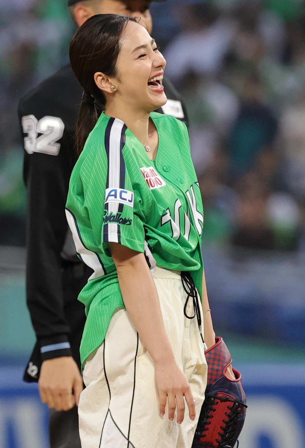 ヤクルト対巨人　始球式で笑顔をみせる平祐奈（撮影・野上伸悟）