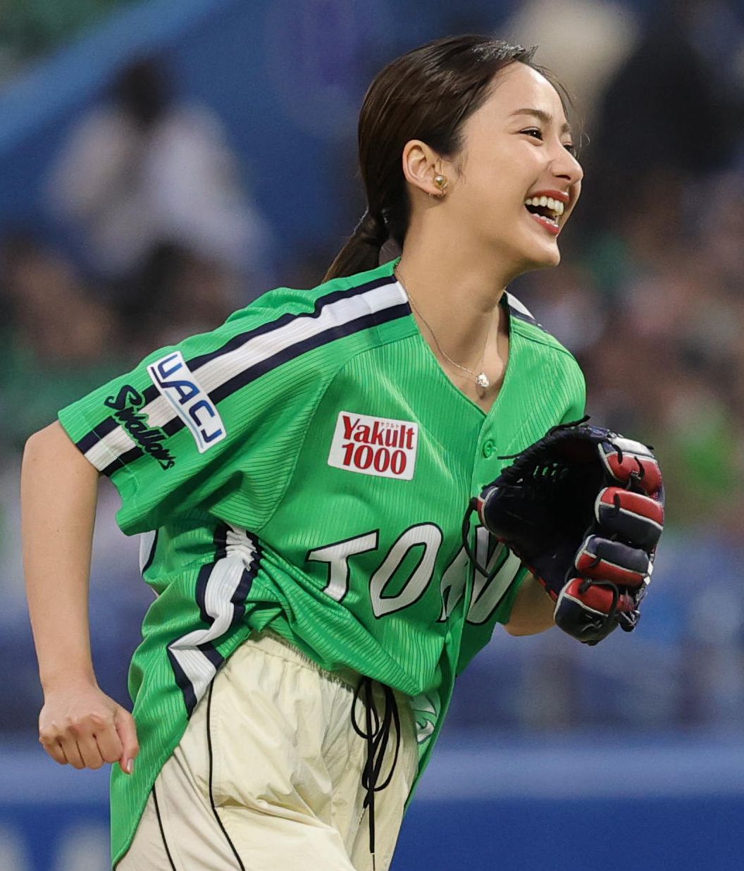 ヤクルト対巨人　始球式で笑顔をみせる平祐奈（撮影・野上伸悟）