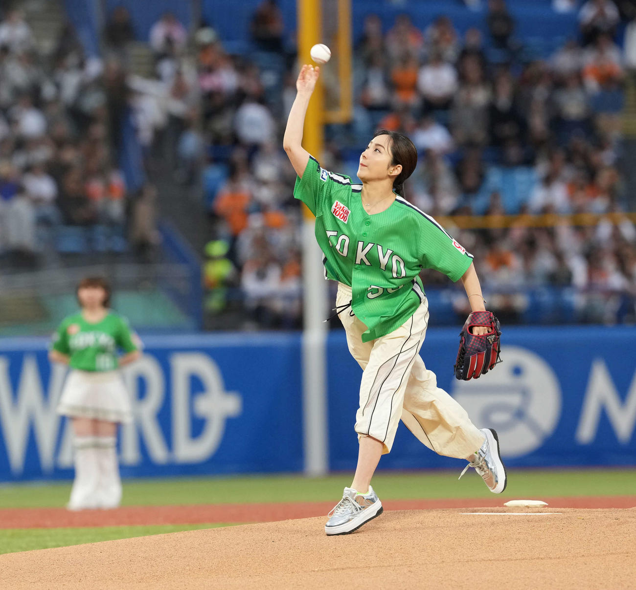 ヤクルト対巨人　始球式をする平祐奈（撮影・井上学)