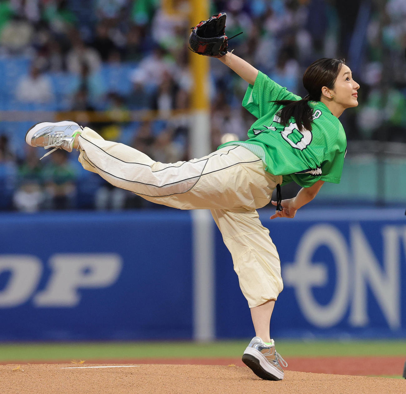 ヤクルト対巨人　始球式を行う平祐奈（撮影・野上伸悟）