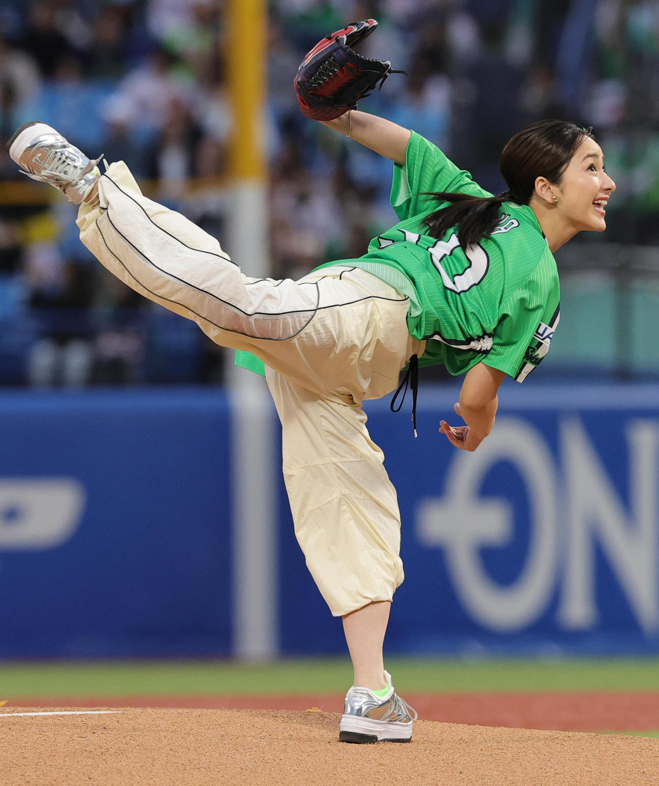 ヤクルト対巨人　始球式を行う平祐奈（撮影・野上伸悟）