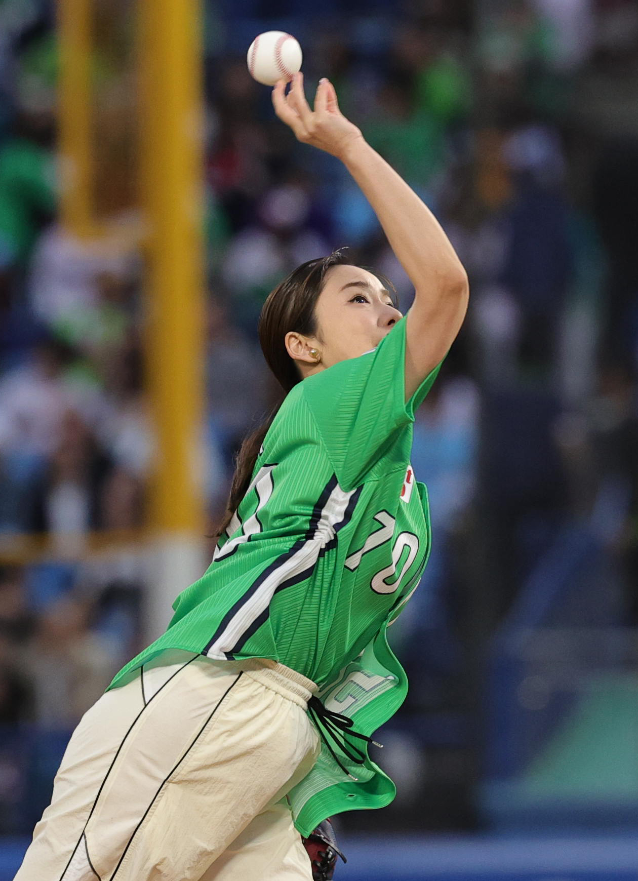 ヤクルト対巨人　始球式を行う平祐奈（撮影・野上伸悟）