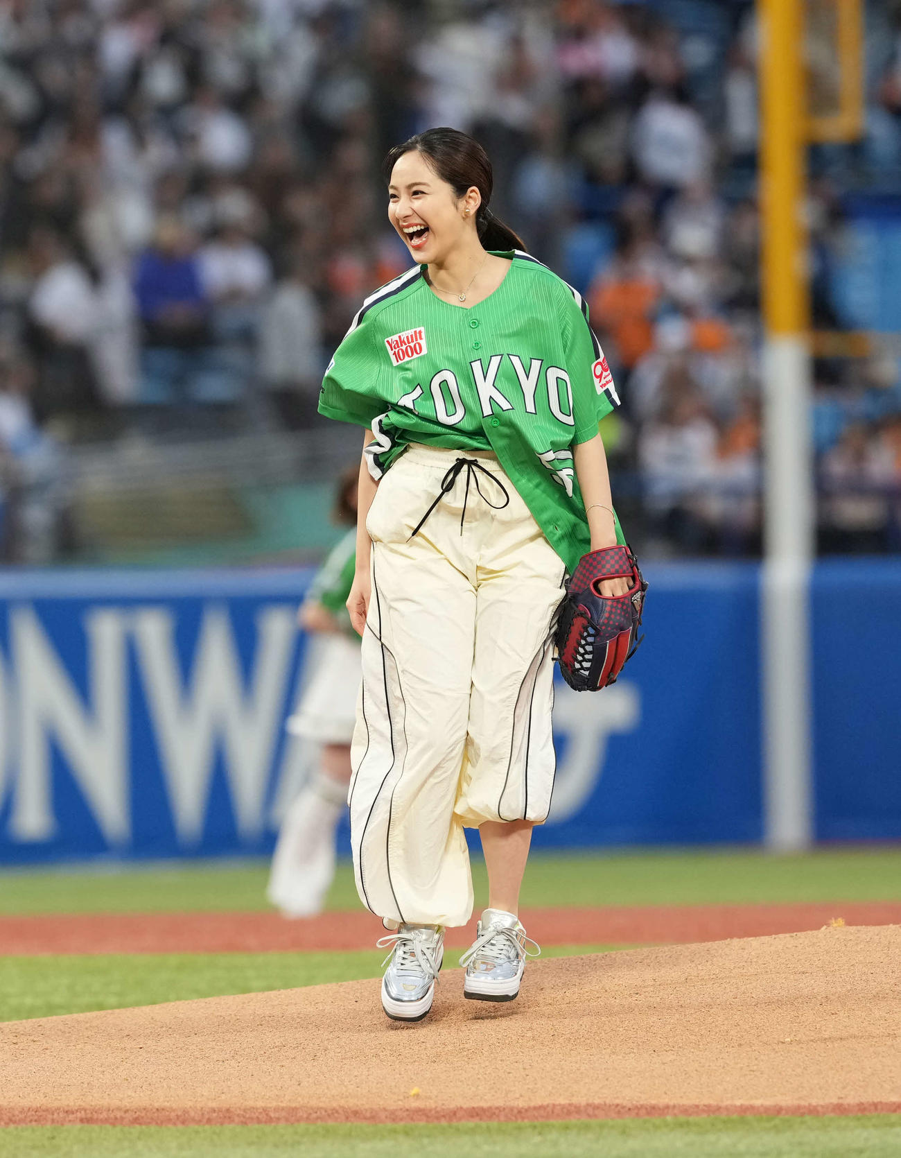 ヤクルト対巨人　始球式をする平祐奈（撮影・井上学)