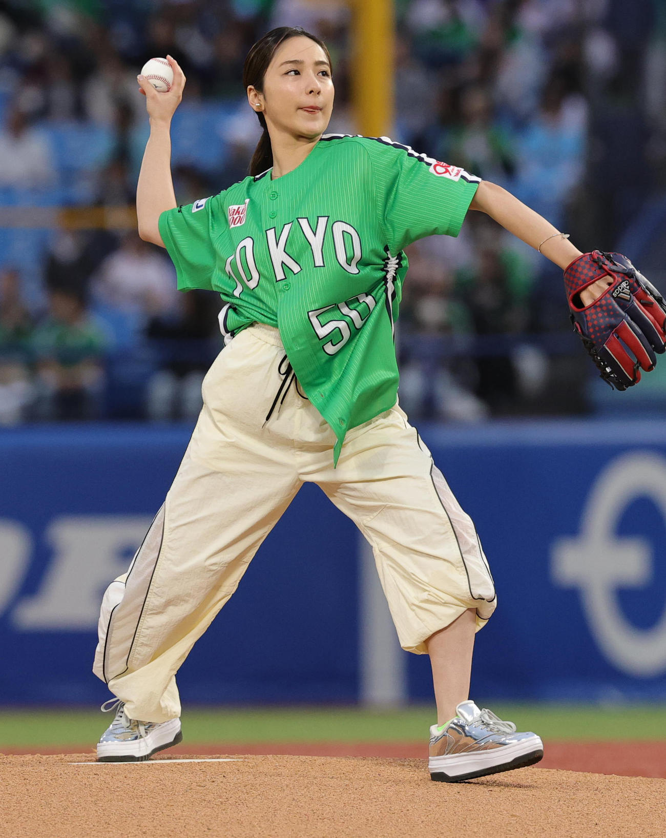 ヤクルト対巨人　始球式を行う平祐奈（撮影・野上伸悟）