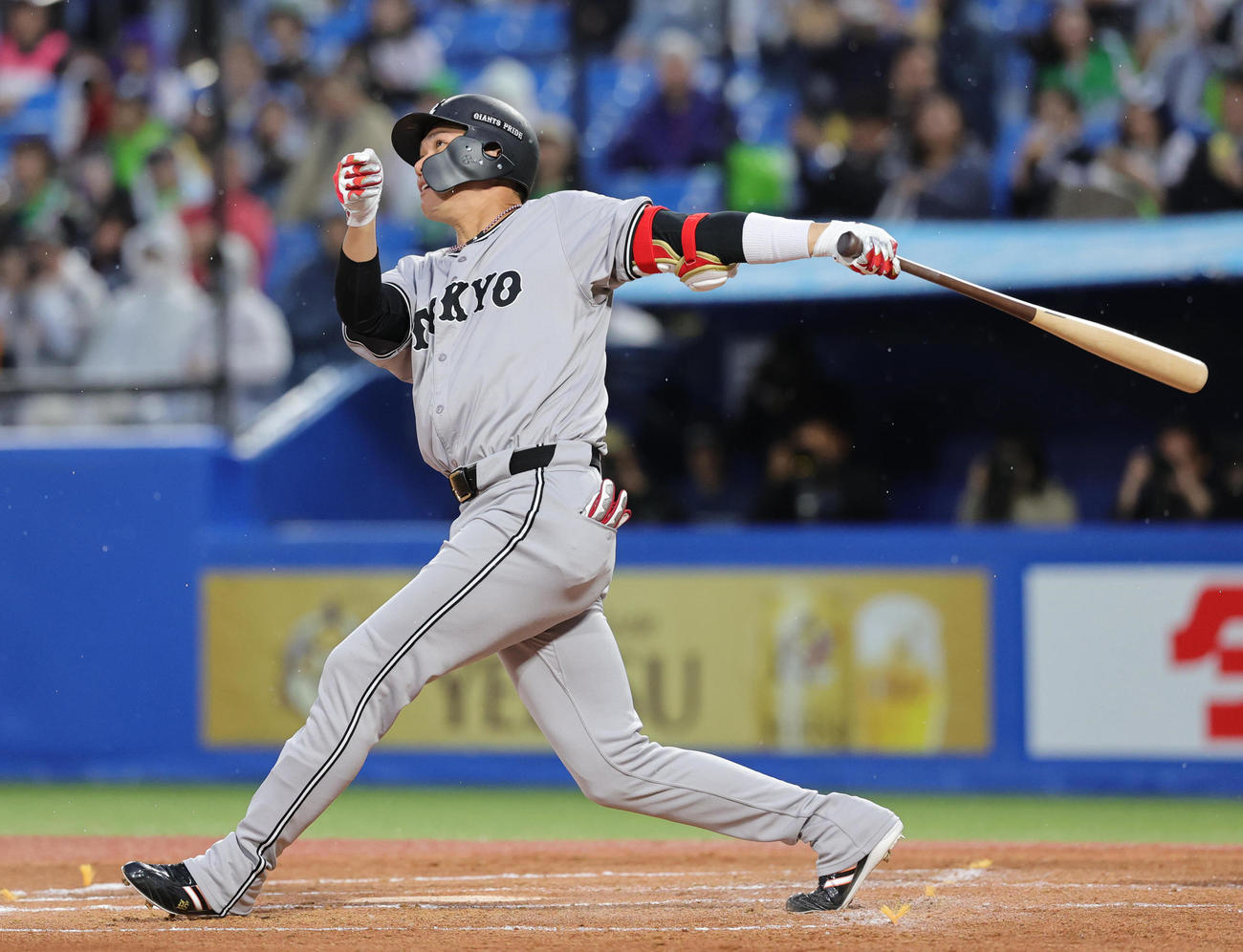 ヤクルト対巨人　2回表巨人1死、左二塁打を放つ坂本（撮影・野上伸悟）