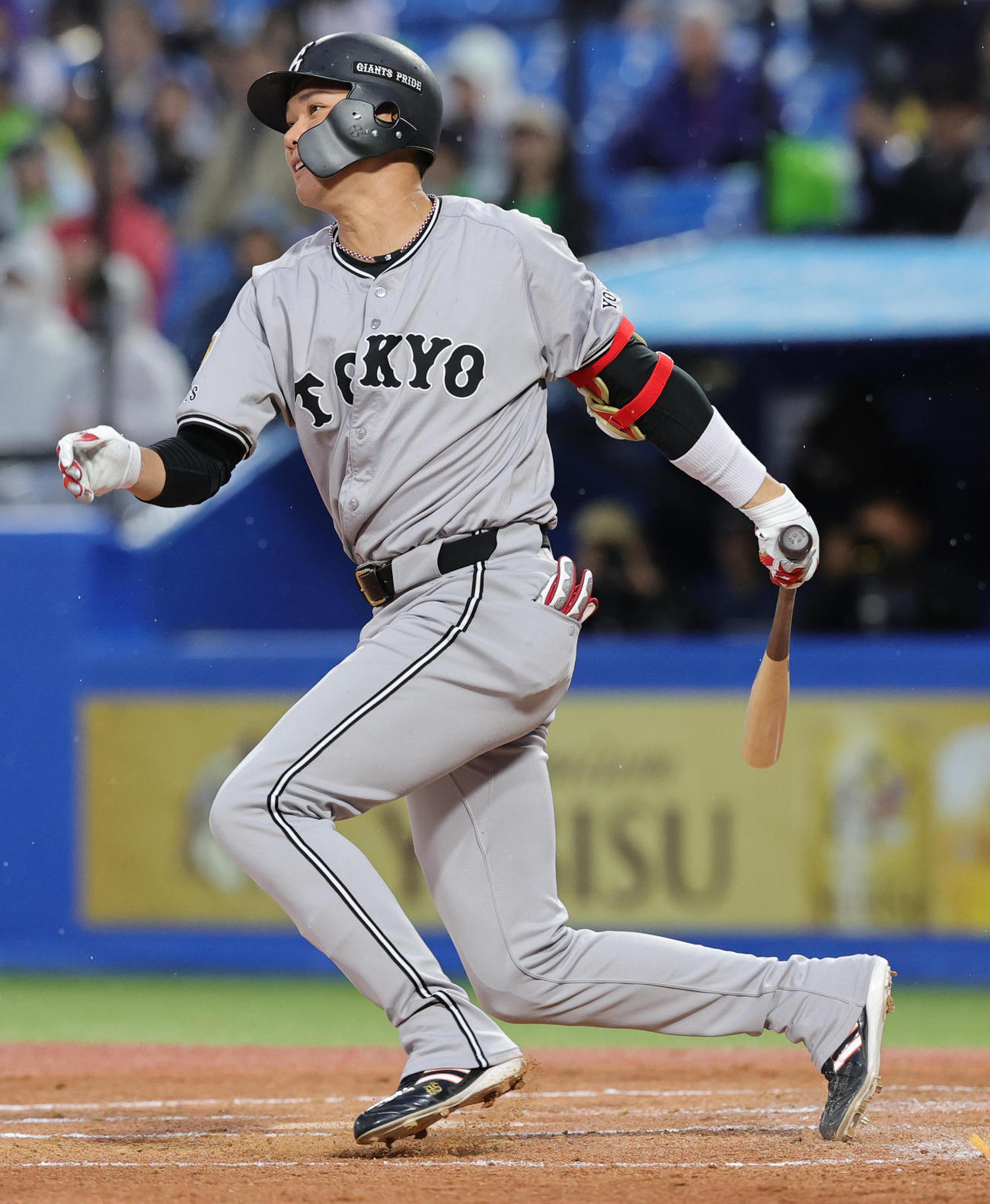 ヤクルト対巨人　2回表巨人1死、左二塁打を放つ坂本（撮影・野上伸悟）