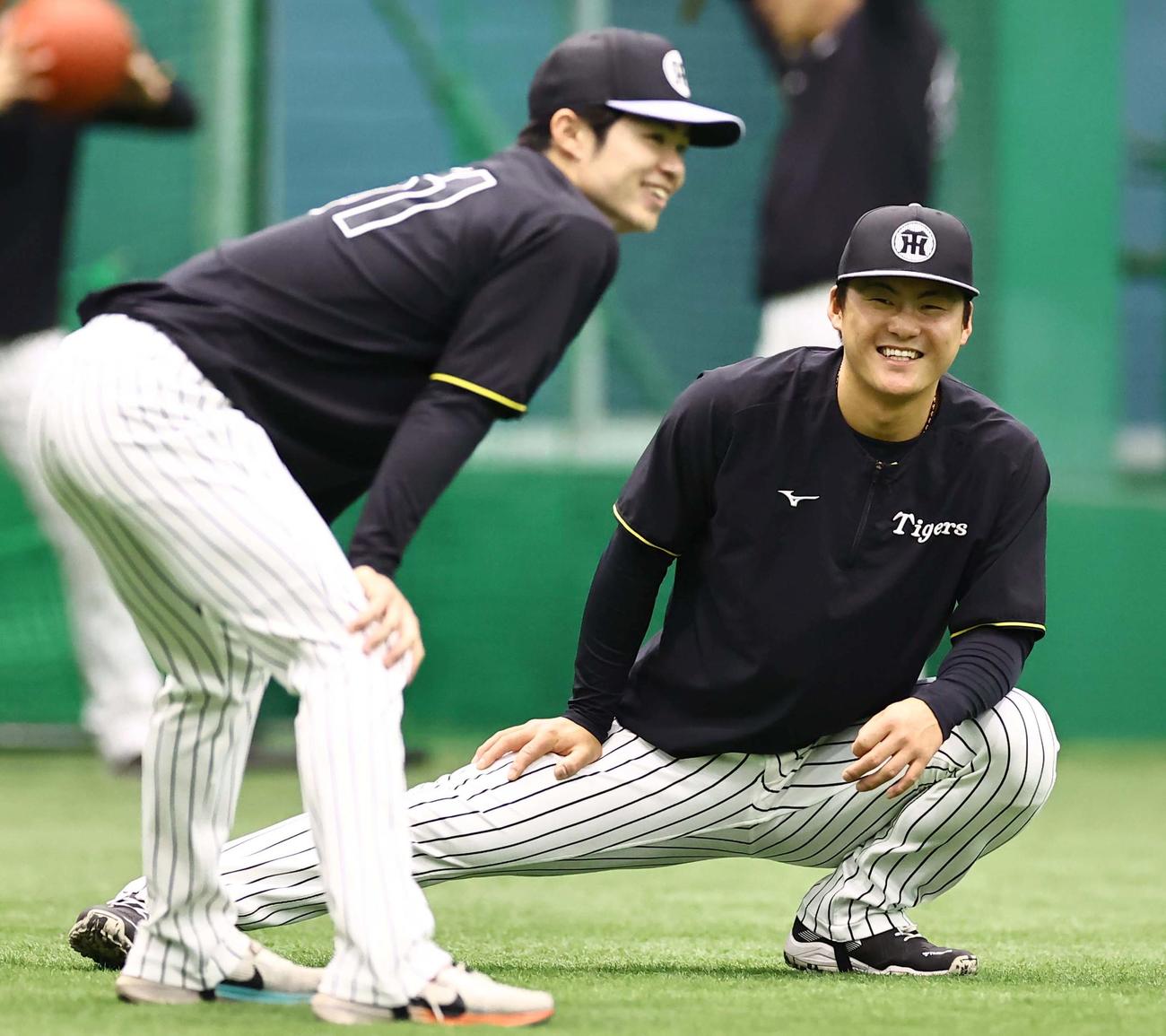 阪神対中日　中野（左）と笑顔を見せる前川（撮影・上田博志）