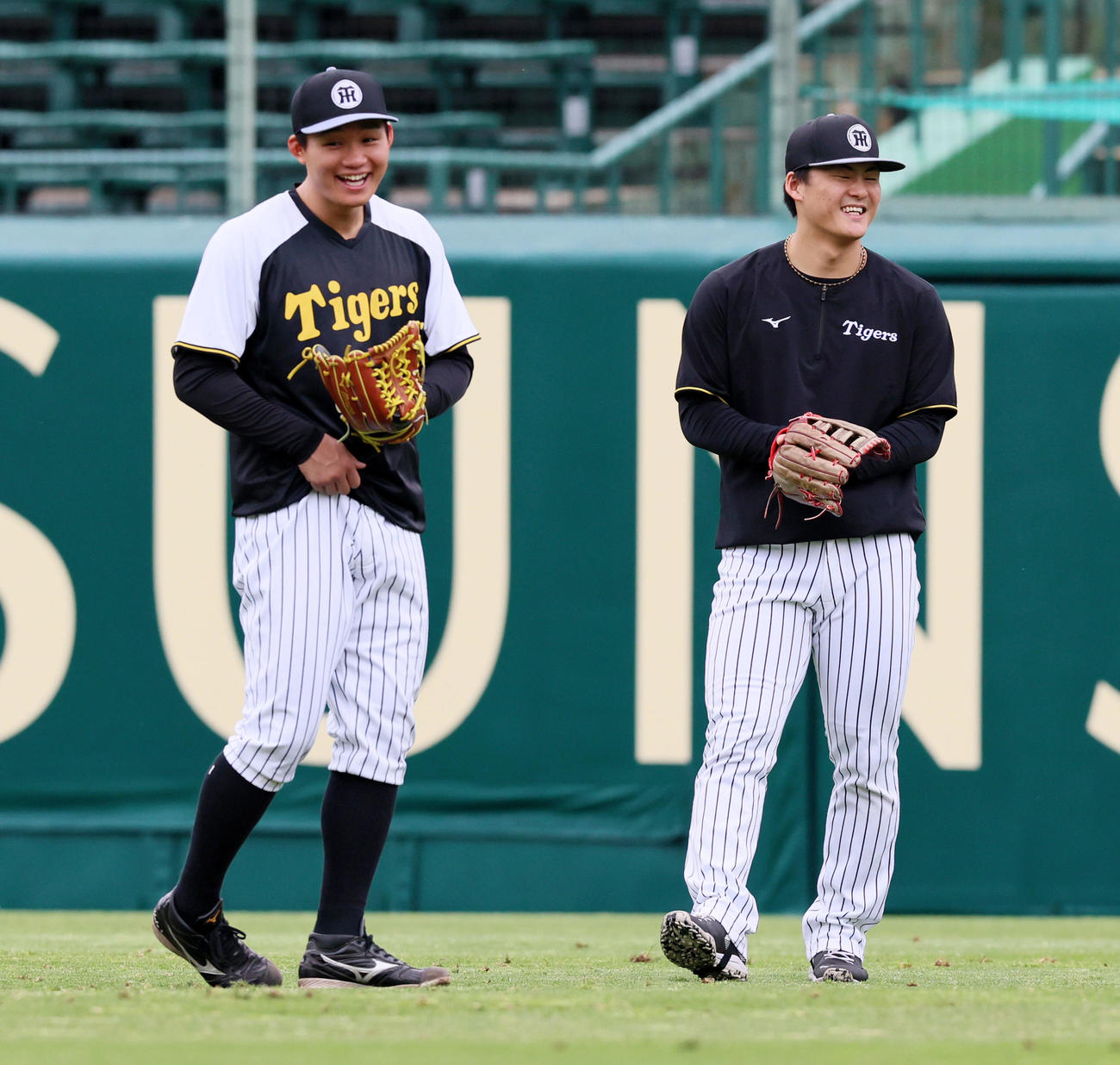 阪神対中日　外野で笑顔を見せる森下（左）と前川（撮影・加藤哉）