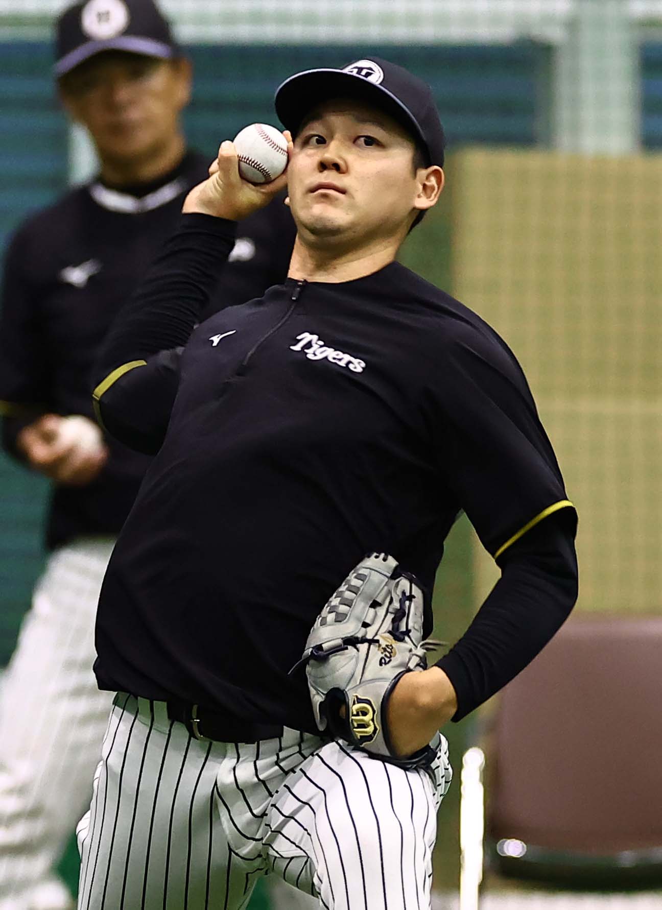 室内練習場でキャッチボールをする阪神木下（撮影・上田博志）