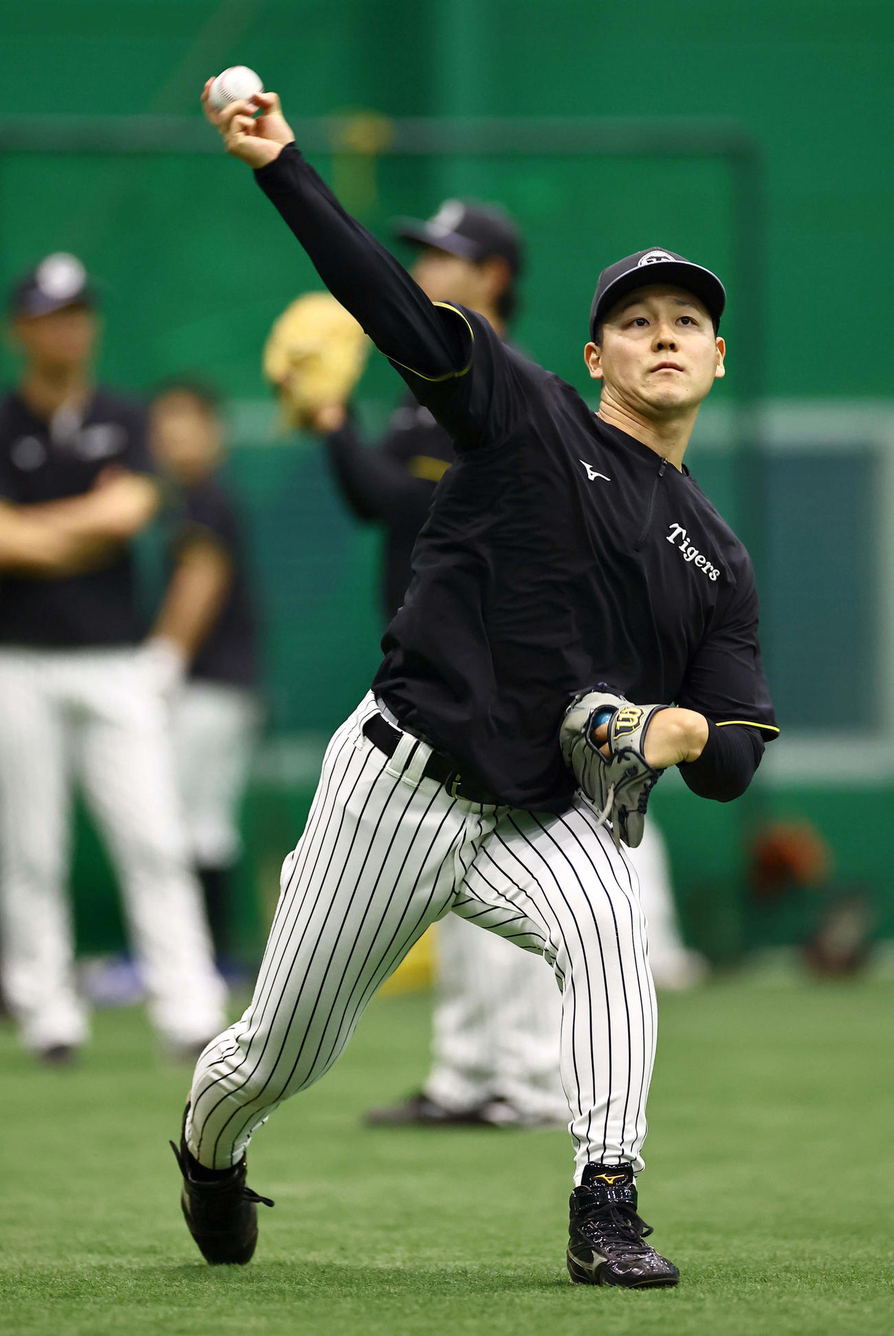 阪神対中日　室内練習場でキャッチボールをする木下（撮影・上田博志）