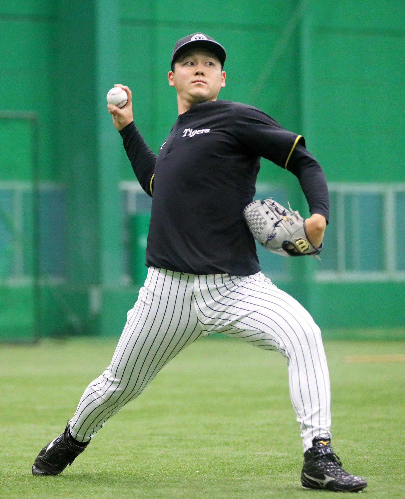 阪神対中日　室内でキャッチボールする阪神木下（撮影・上山淳一）