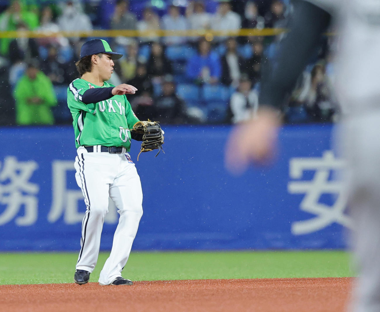 ヤクルト対巨人　3回表巨人2死一塁、甲斐の遊撃への飛球を落とす赤羽（由撮影・野上伸悟）