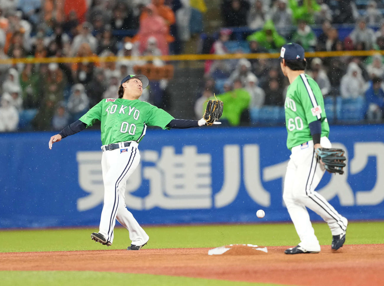 ヤクルト対巨人　3回表巨人2死二塁、赤羽は甲斐の打球を落球する（撮影・井上学)