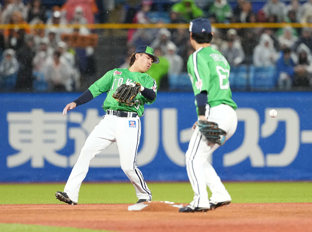 ヤクルト対巨人　3回表巨人2死二塁、赤羽は甲斐の打球を落球する（撮影・井上学)