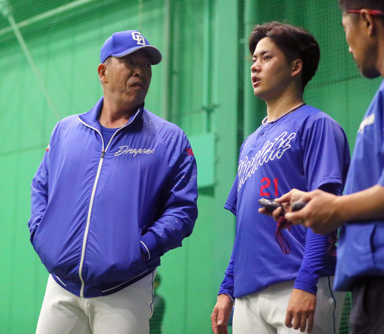 阪神対中日　室内で中日井上監督（左）と話す金丸（撮影・上山淳一）