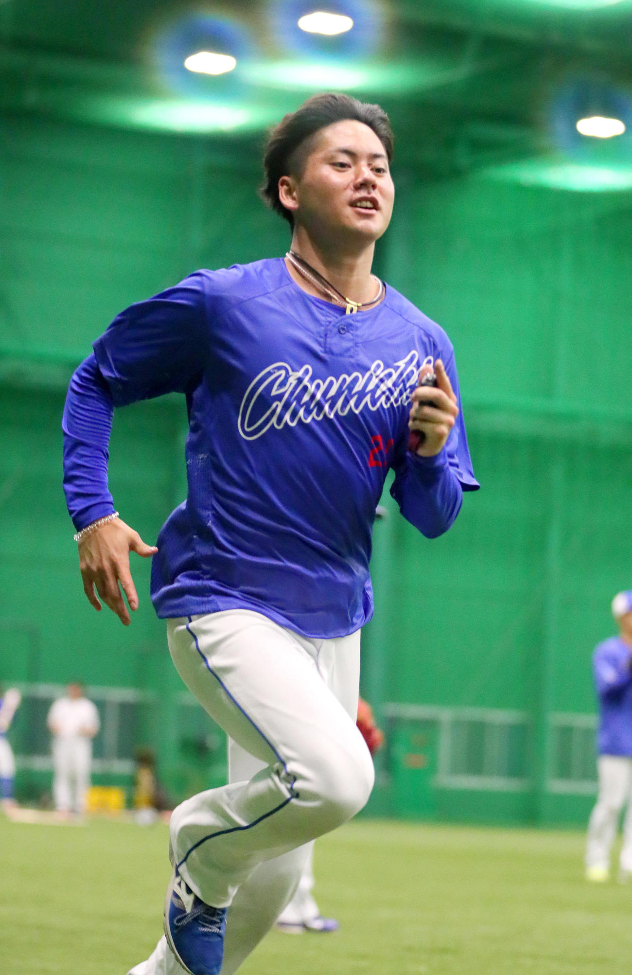 阪神対中日　室内でダッシュする中日金丸（撮影・上山淳一）