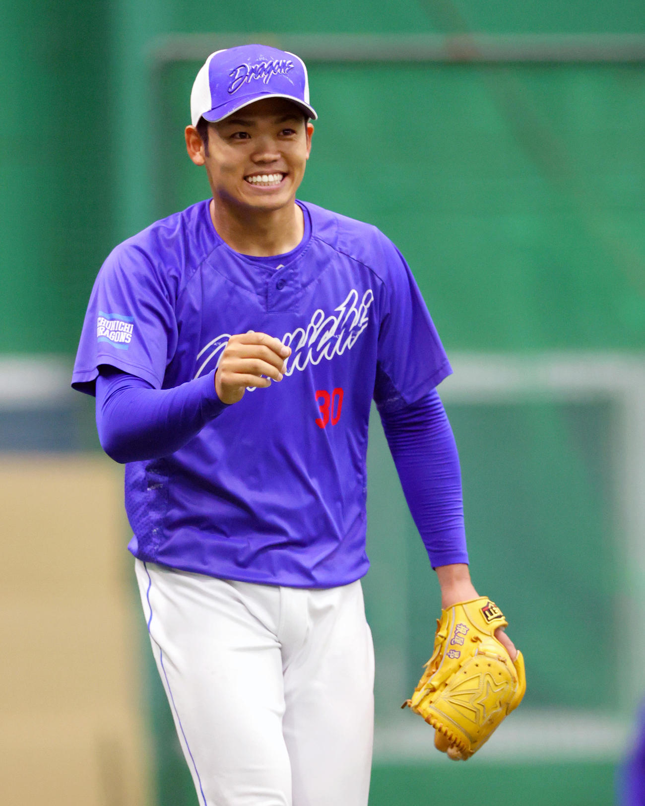 阪神対中日　室内でリラックスした表情を見せる中日根尾（撮影・上山淳一）