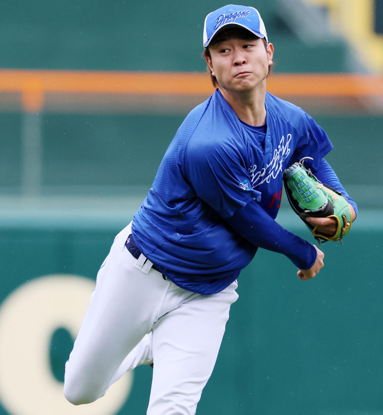 阪神対中日　外野でキャッチボールする中日高橋宏（撮影・加藤哉）