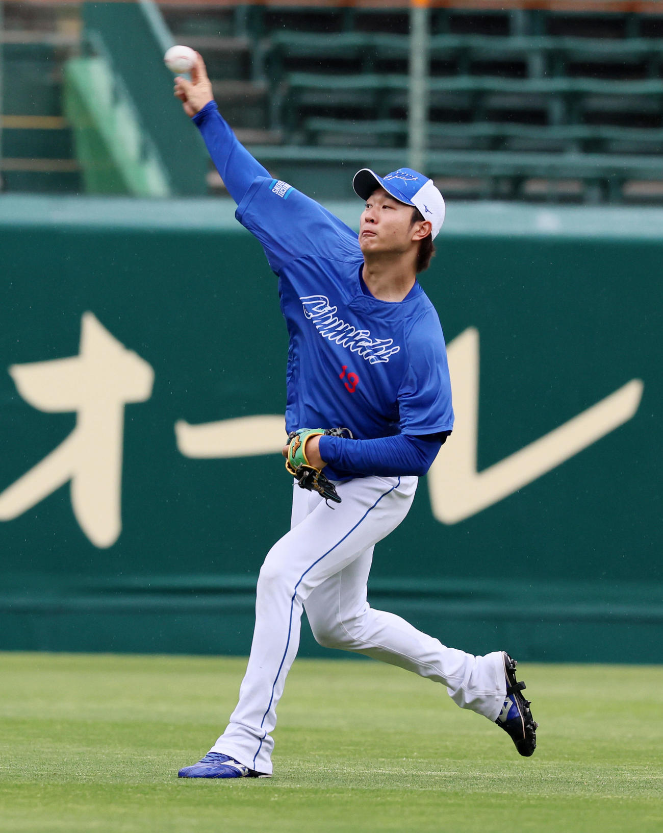 阪神対中日　外野でキャッチボールする中日高橋宏（撮影・加藤哉）