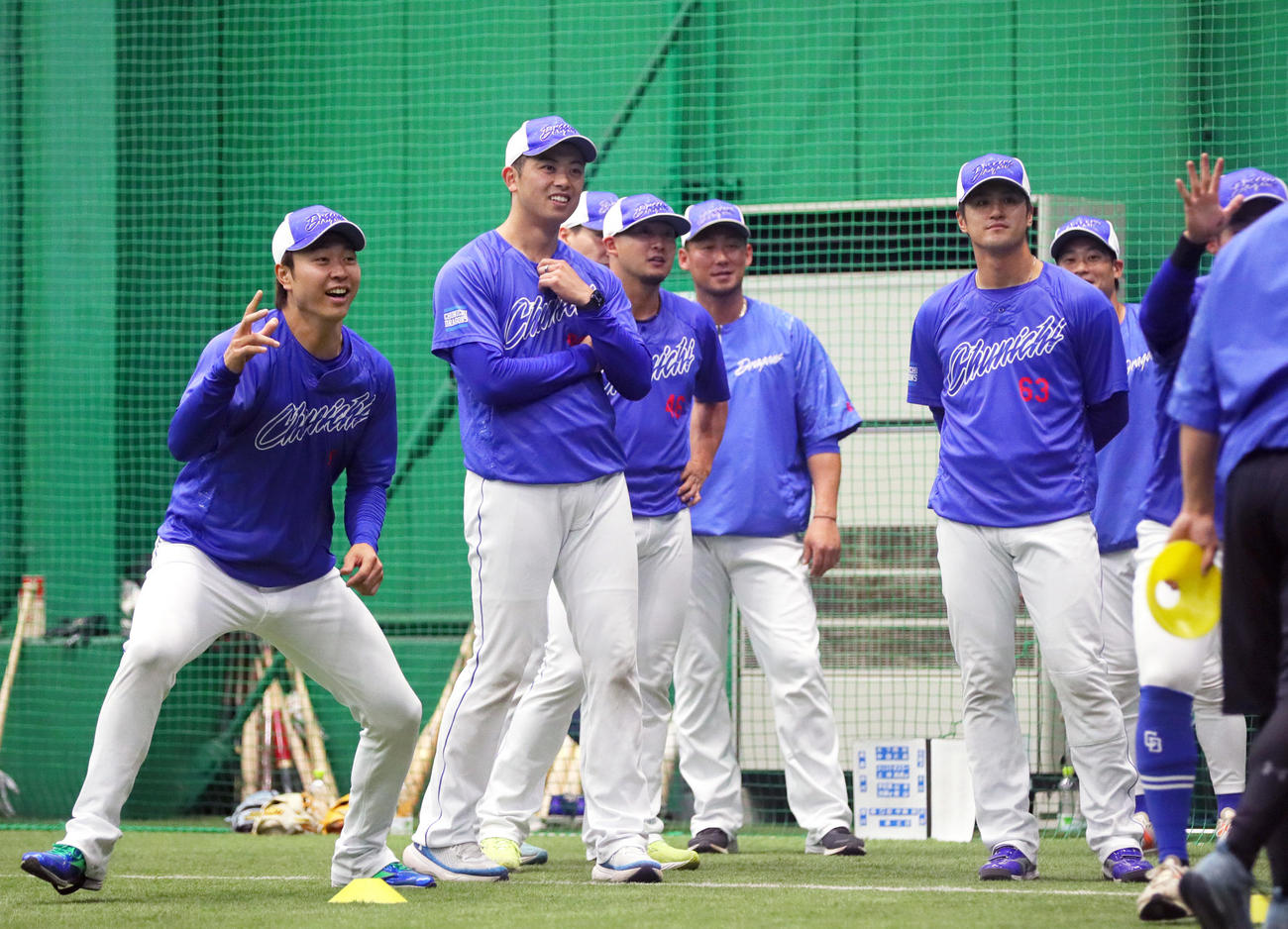 阪神対中日　室内でリラックスした表情でトレーニングする中日高橋宏（左）ら（撮影・上山淳一）