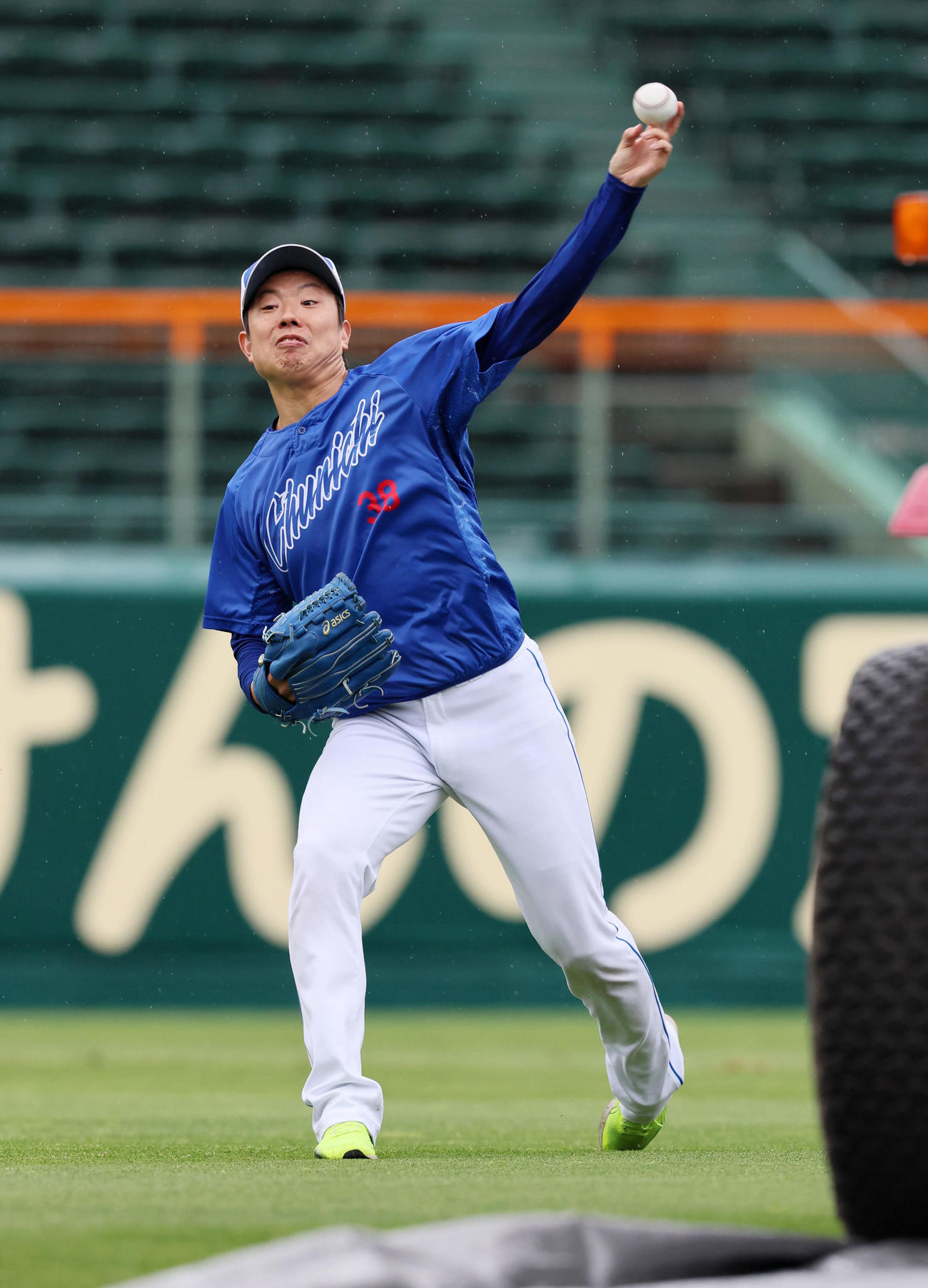 阪神対中日　キャッチボールする中日松葉（撮影・加藤哉）
