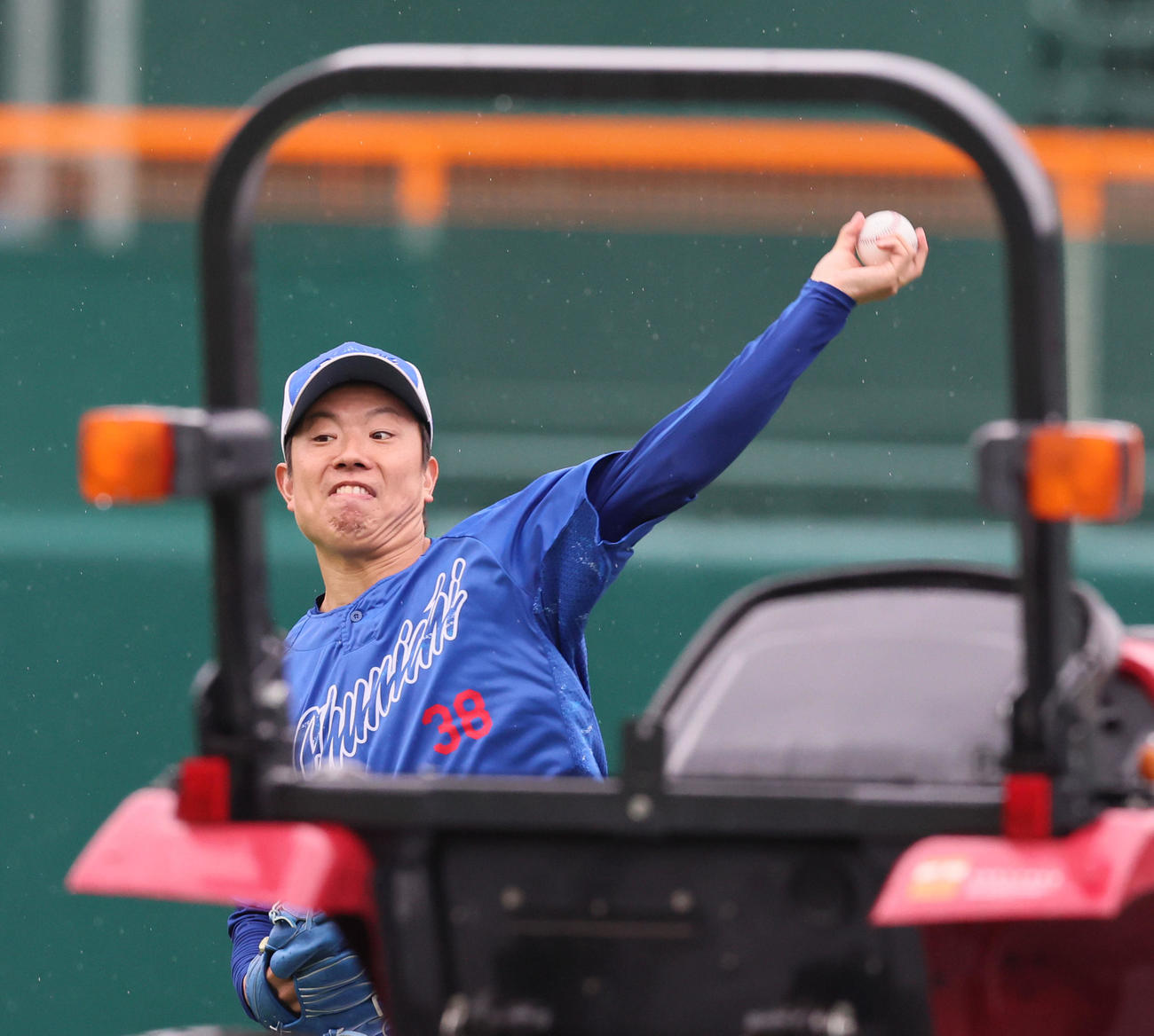 阪神対中日　キャッチボールする中日松葉（撮影・加藤哉）