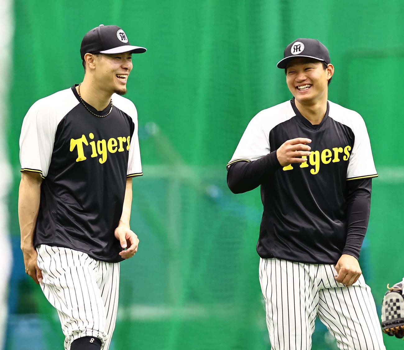 談笑する阪神佐藤輝（左）と森下（撮影・上田博志）