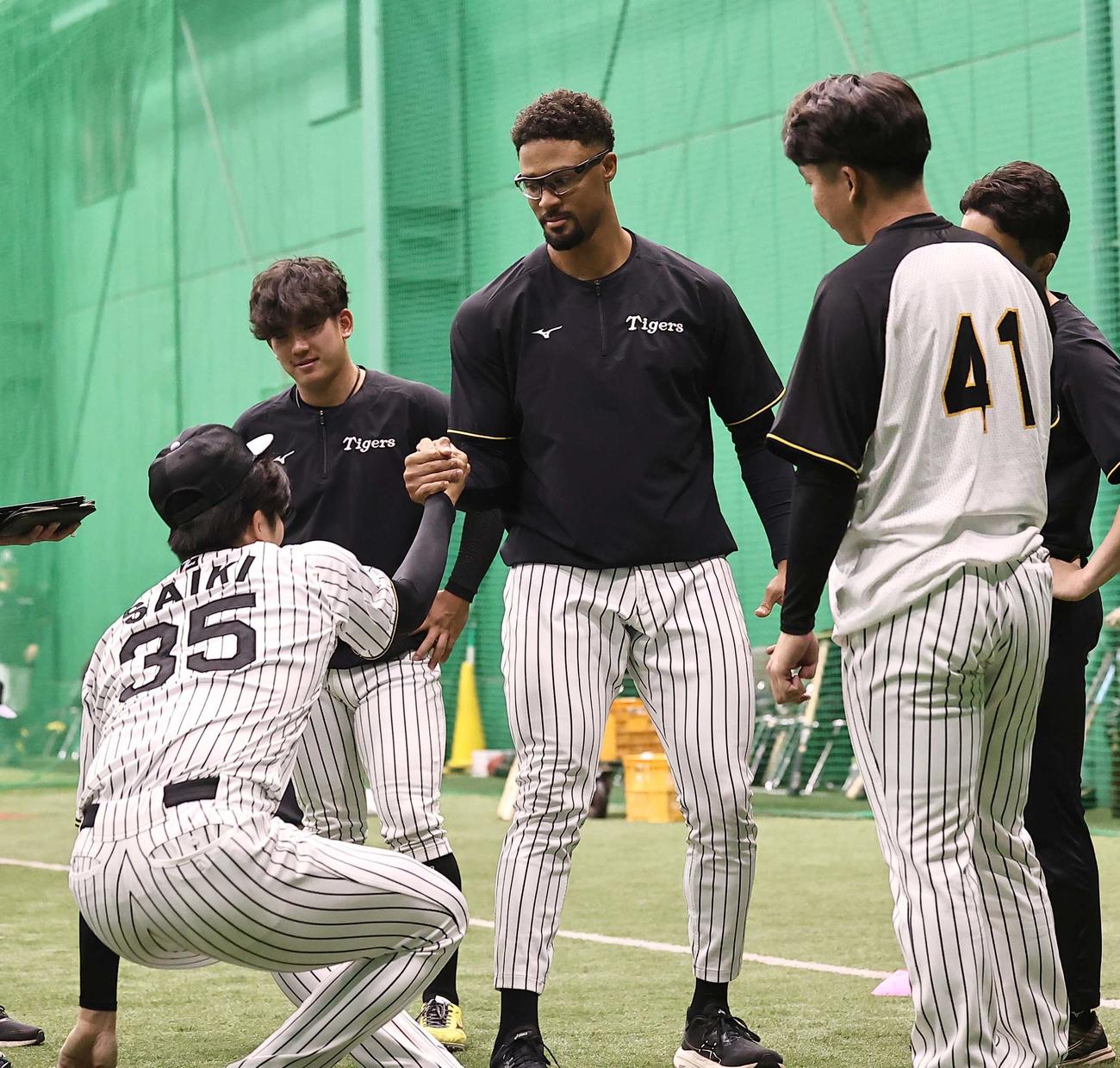阪神対中日　立ち上がる才木（左）を手伝うデュプランティエ（撮影・上田博志）