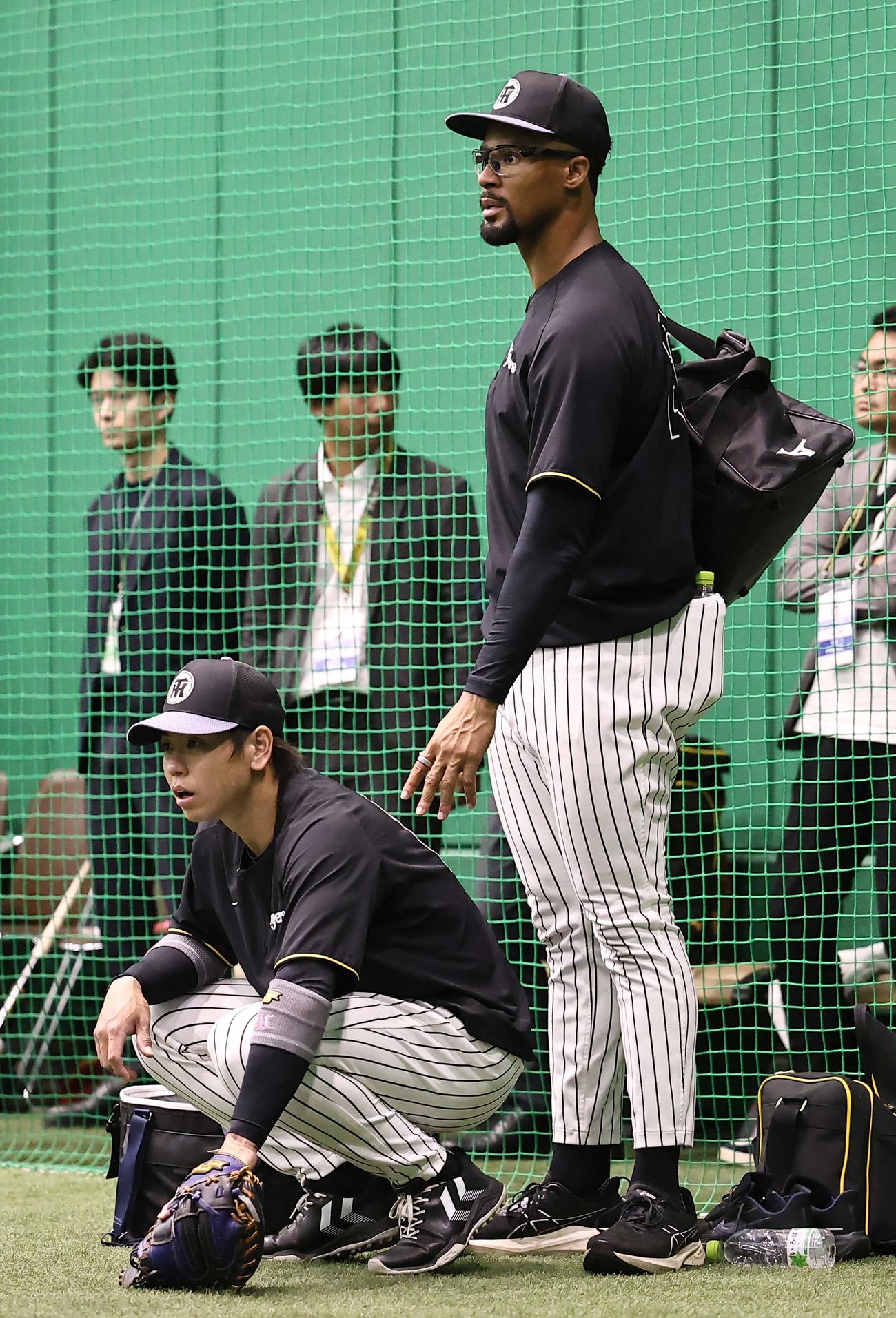 阪神対中日　梅野（左）にあいさつをして室内練習場を引き揚げるデュプランティエ（撮影・上田博志）